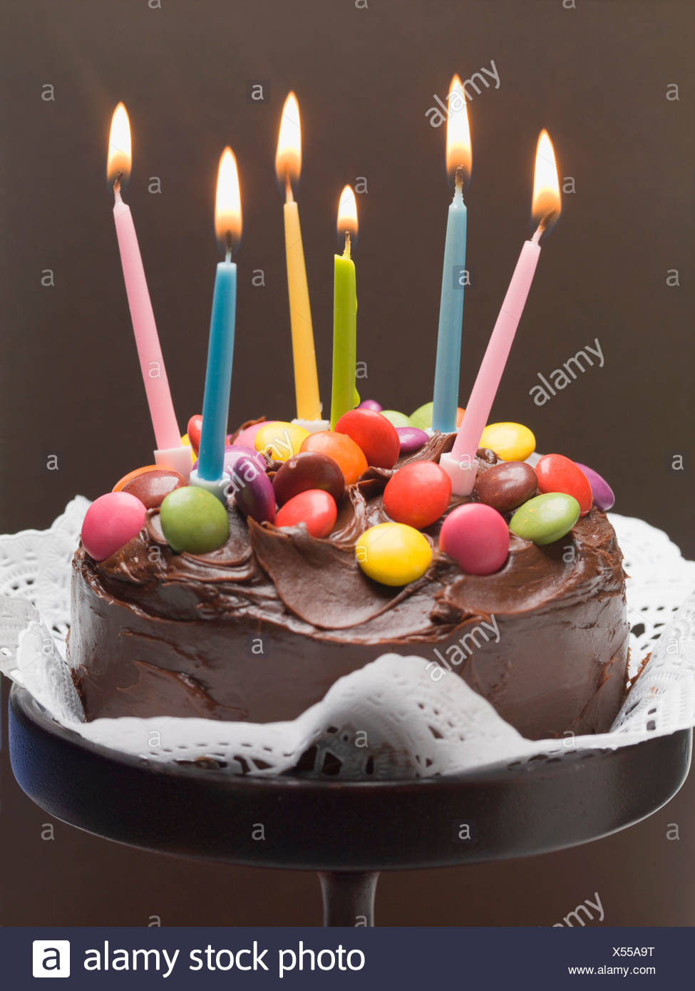 Schokoladen Kuchen Mit Kerzen Und Bunten Schokolinsen Stockfotografie Alamy