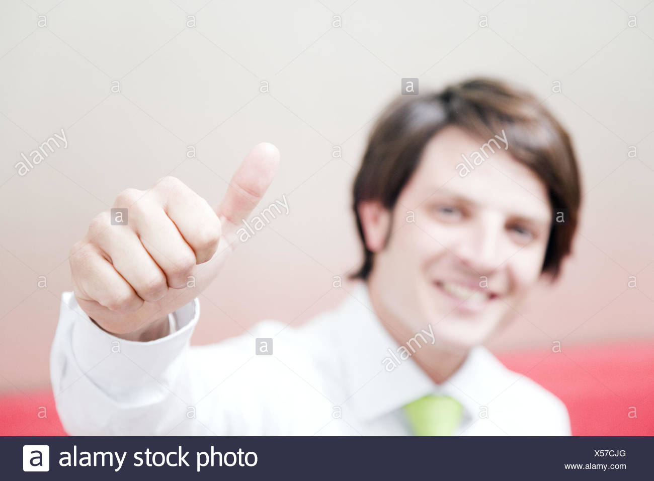Geschaftsmann Hemd Krawatte Lachen Geste Hohe Bangigkeit Portrat Unscharfe Person Mensch Manager Business Arbeit Beruf Berufliche Anfanger Locker Lassig Selbstbewusst Selbstbewusstsein Karriere Erfolg Zielstrebig Zukunft Innen