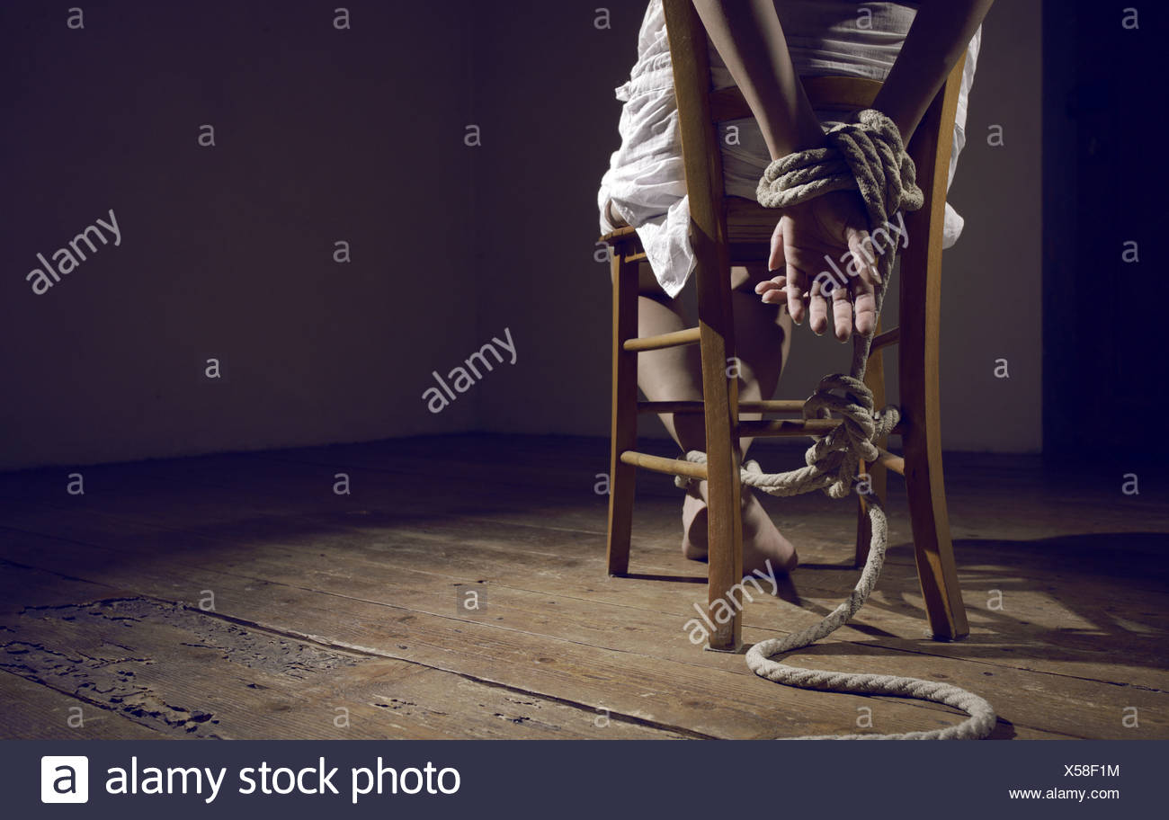 Stuhl einem Raum einen Frau an in Junge leeren gefesselt 9EHD2IW