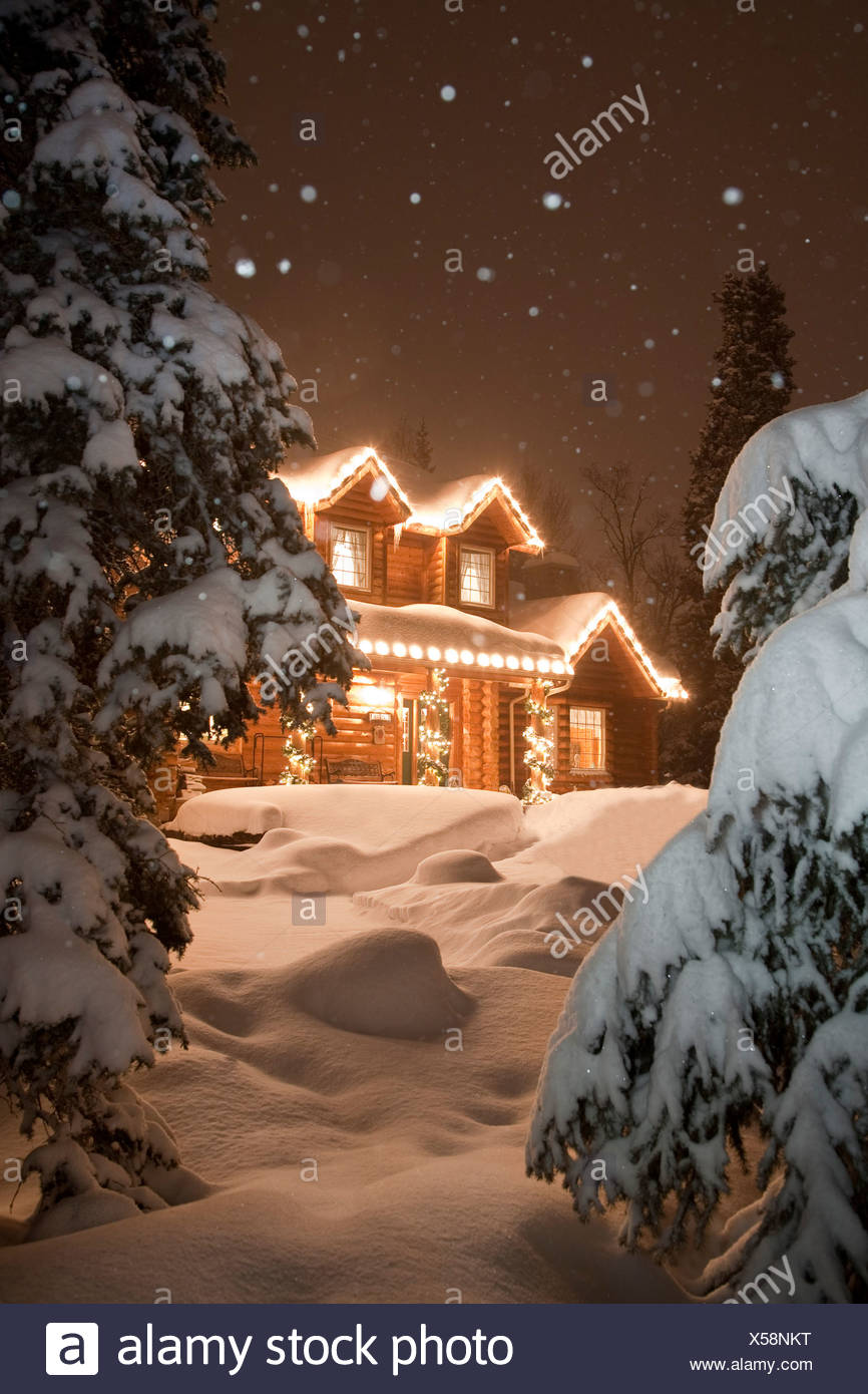 Blockhaus Mit Weihnachtsbeleuchtung Dekoriert Mit Schnee Fallt Anchorage Alaska Stockfotografie Alamy