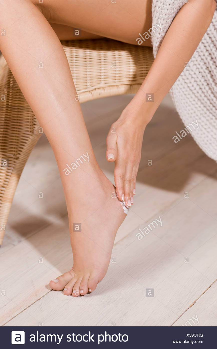 Junge Frau Sitzend Gespreizte Beine Stockfotos und -bilder Kaufen - Alamy