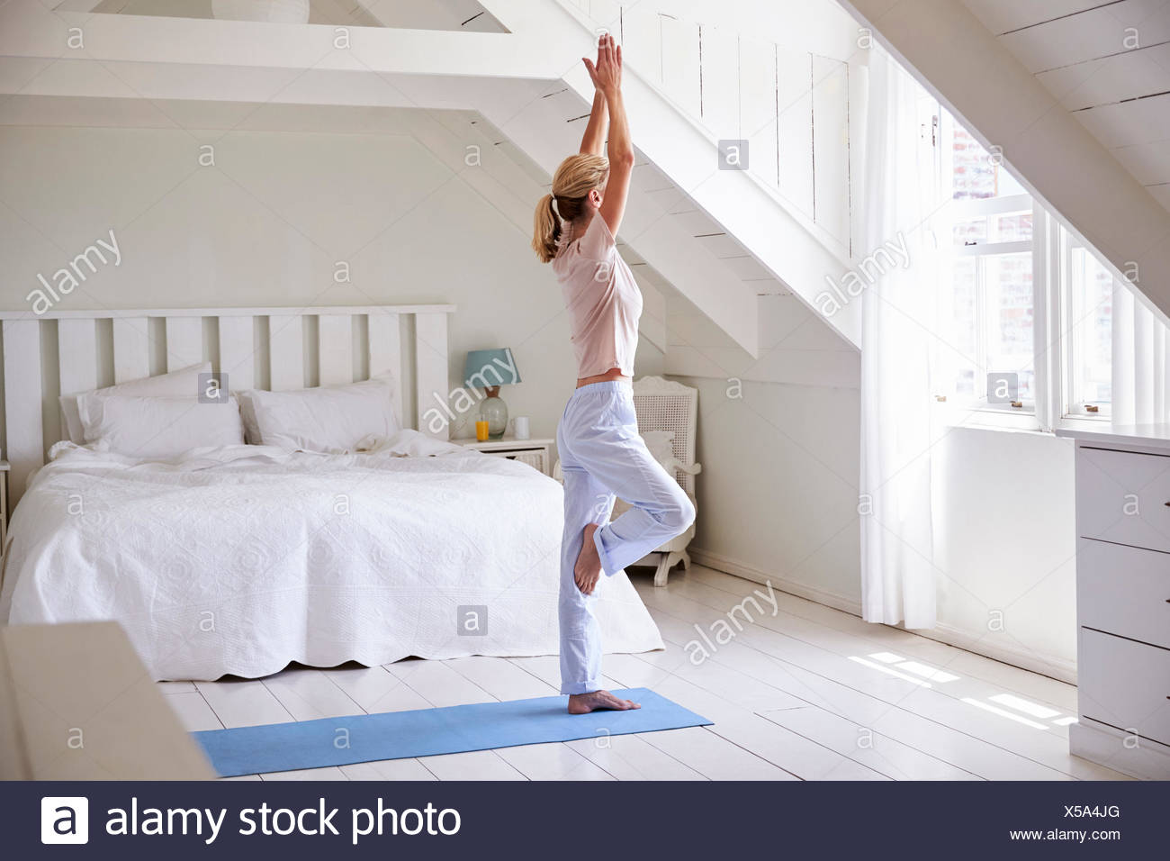 Frau Zu Hause Starten Morgen Mit Yoga Ubungen Im Schlafzimmer