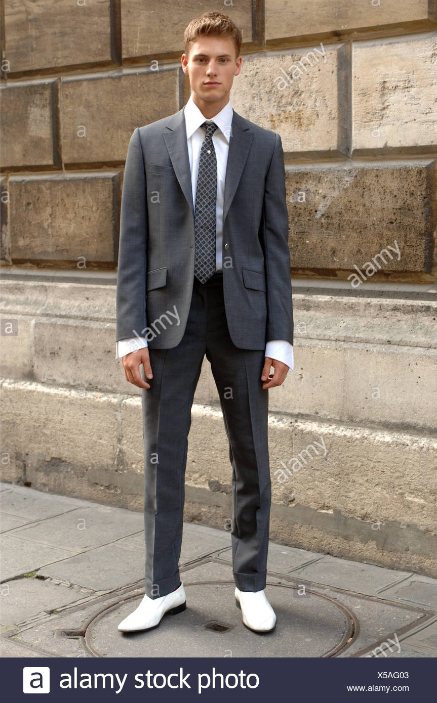 Karl Lagerfeld Paris Bereit Tragen Menswear Fruhjahr Sommer Blondine Mannermodel Anthrazit Grau Tragen Anzug Weisses Hemd Und Eine Weisse Stockfotografie Alamy
