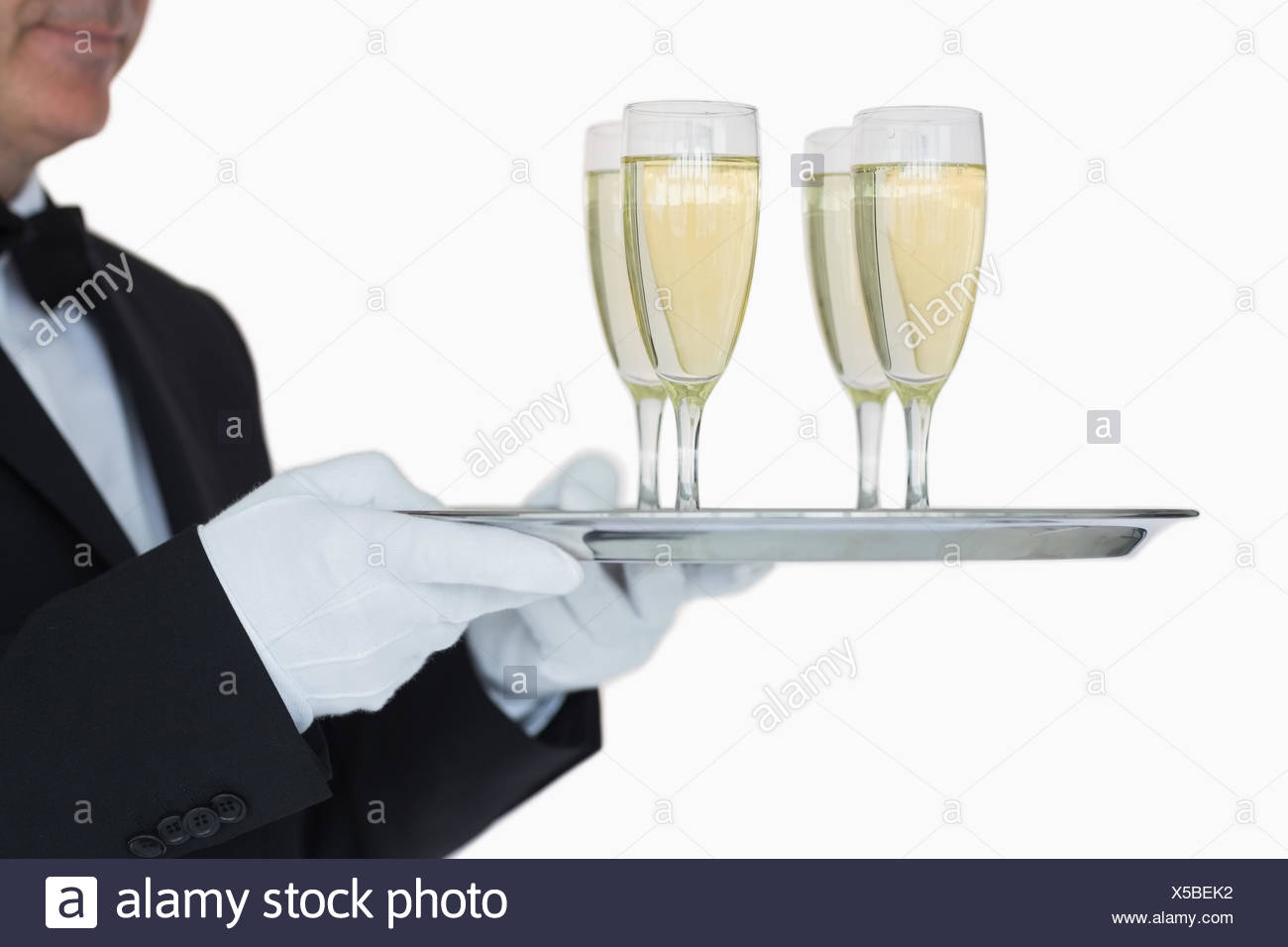 Kellner tragen silbernen Tablett voller Gläser Champagner Stockfotografie -  Alamy