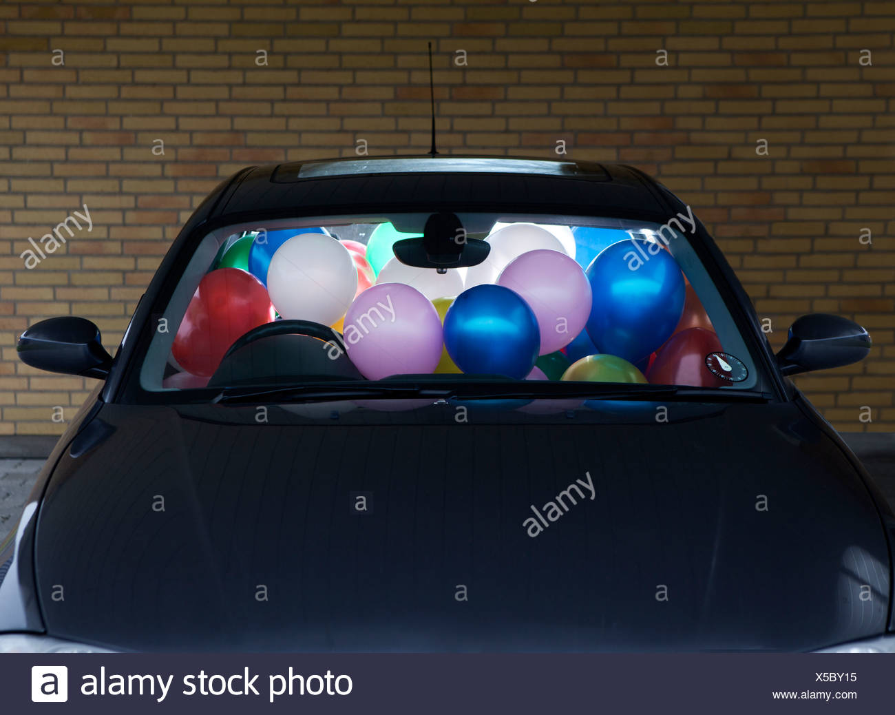 Auto Mit Bunten Luftballons Gefullt Stockfotografie Alamy