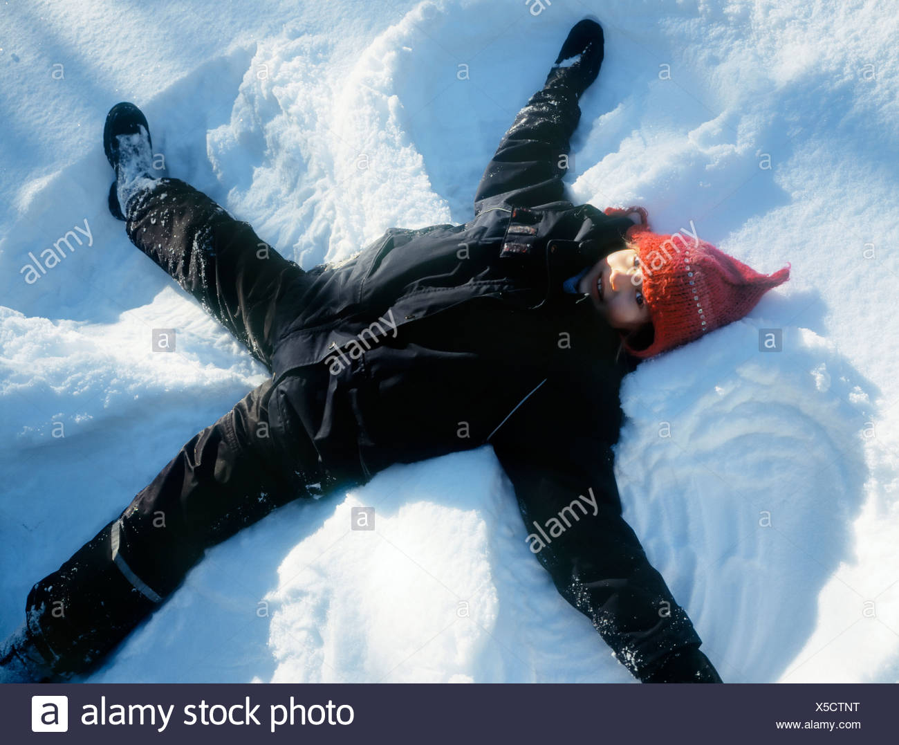 Ein Madchen Im Schnee Einen Schneeengel Machen Liegen Stockfotografie Alamy