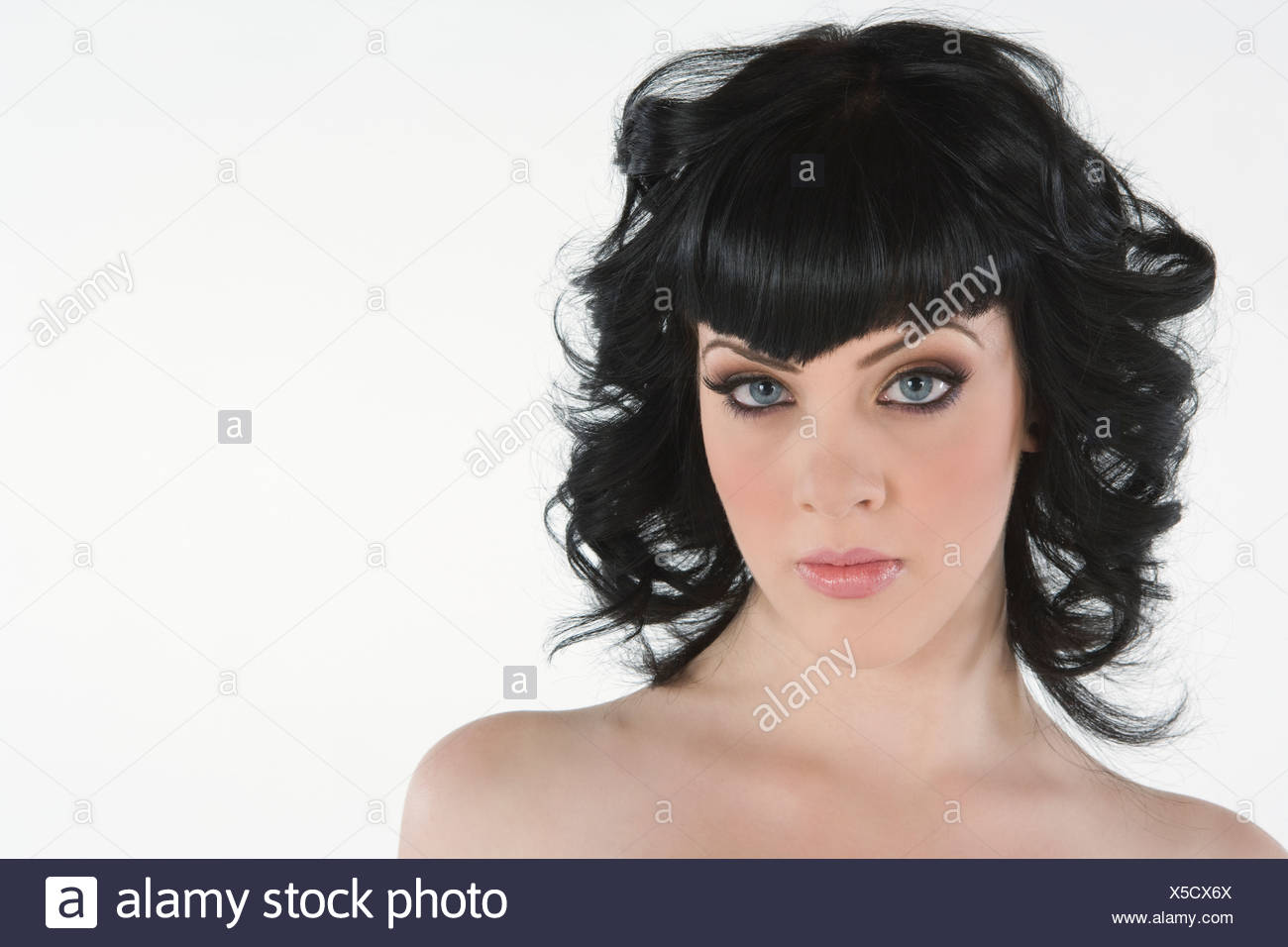 Portrat Der Jungen Frau Mit Schwarzen Haaren Und Blauen Augen Stockfotografie Alamy