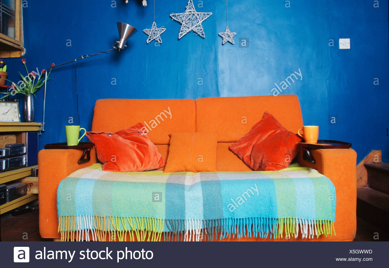 Blasses Turkis Und Grun Kontrolliert Werfen Auf Hellen Orange Sofa In Hellen Blauen Wirtschaft Stil Wohnzimmer Stockfotografie Alamy