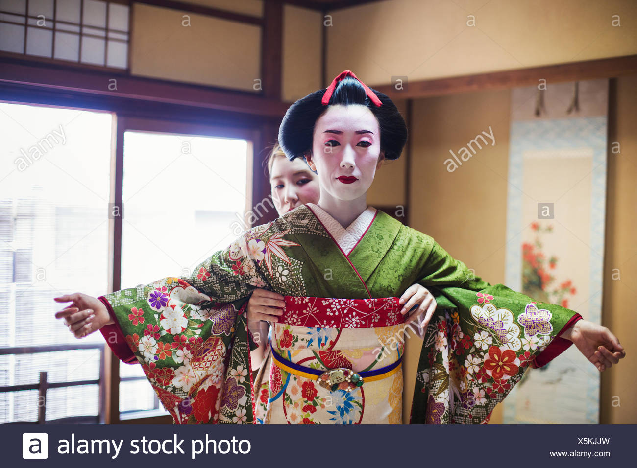 Eine Frau Wird In Der Traditionellen Geisha Stil Gekleidet Tragt Einen Kimono Und Obi Stockfotografie Alamy