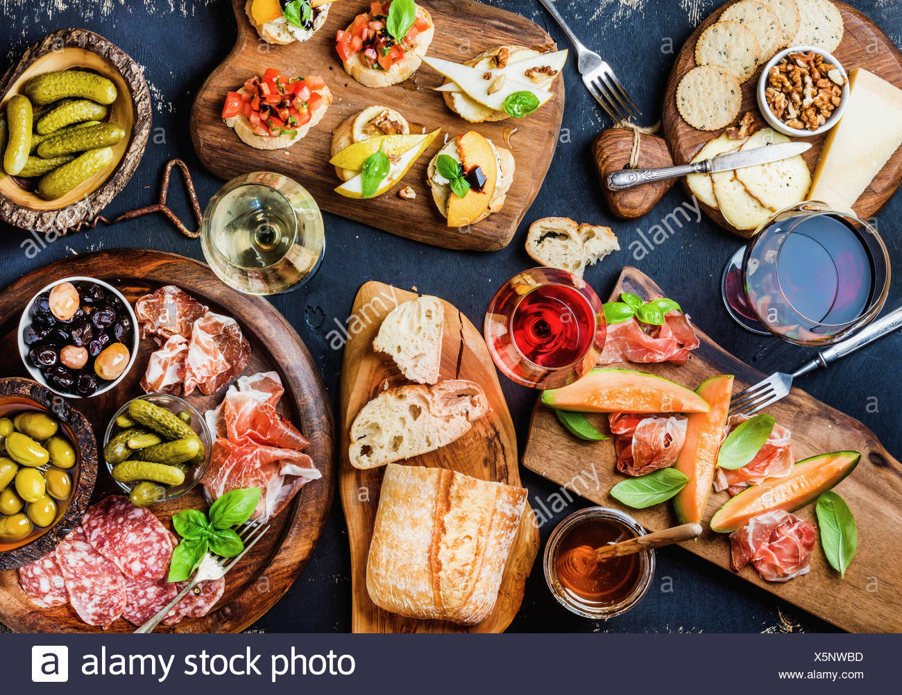 Italienische Antipasti Wein Snacks Satz Brushettas Kase Vielfalt Mediterranen Oliven Eingelegtes Gemuse Parmaschinken Mit Melone Sa Stockfotografie Alamy