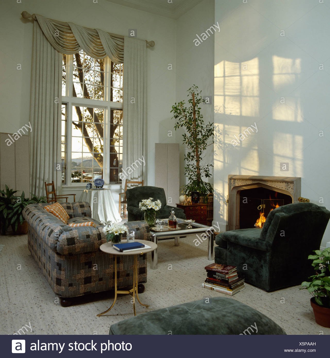 Achtziger Jahre Gartenhaus Mit Sessel Neben Kamin Und Check Gemusterte Sofa Und Blick Auf See Durch Fenster Stockfotografie Alamy