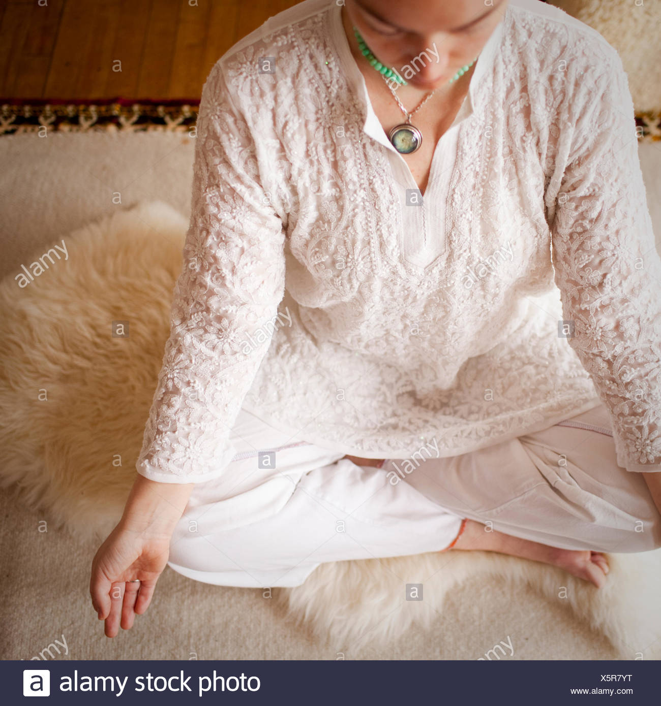 Eine Kundalini Yoga Praktiker Luci Daum Meditiert In Ihrem Atelier In Ashland Wisconsin Stockfotografie Alamy