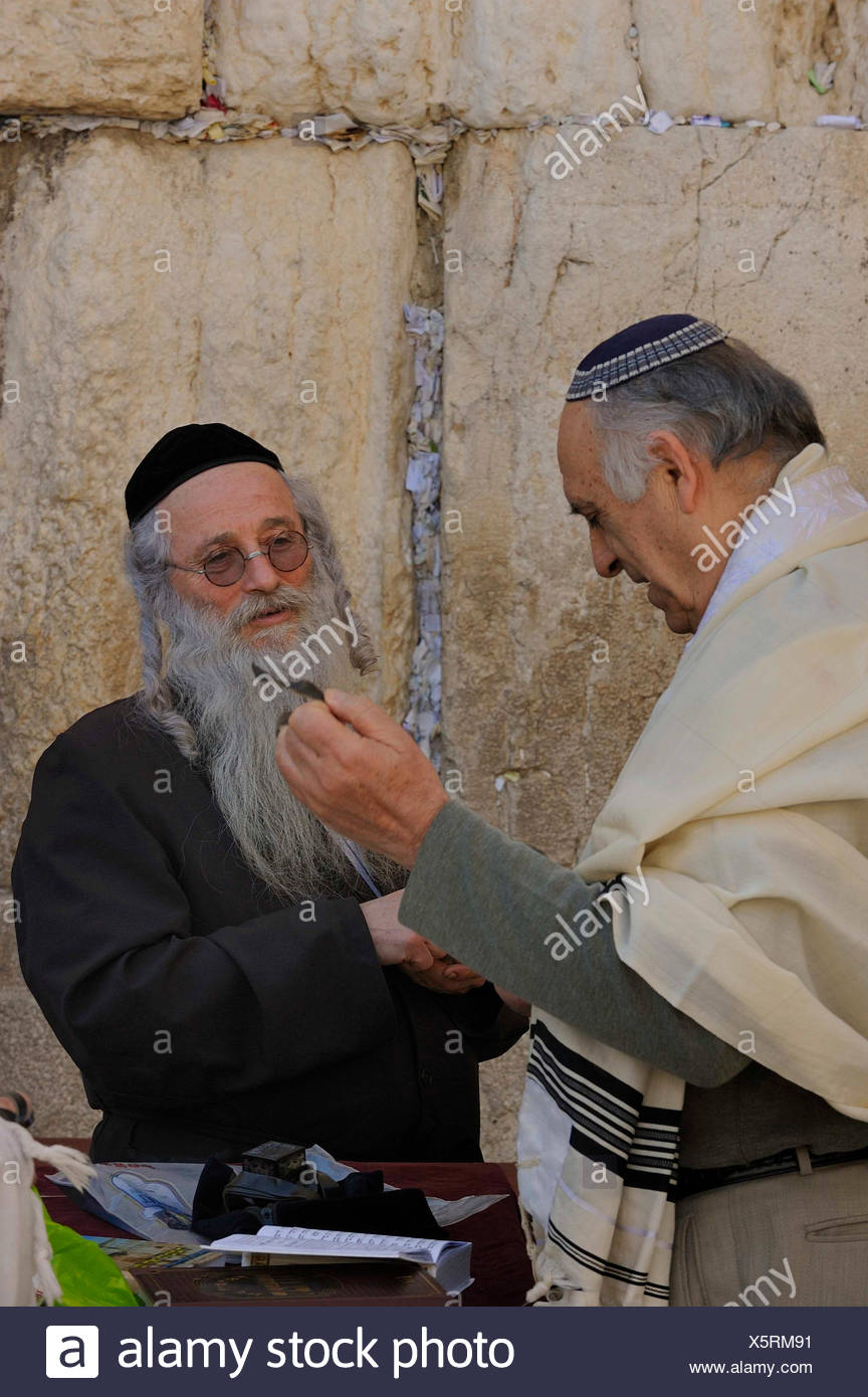 Orthodoxe Judentum Locken - Orthodoxe Juden Direkt Vor Der Klagemauer Oder Klagemauer Mit Tallit Kippa Peyes Und Seite Locken Gebet Die Karten Sind Stockfotografie Alamy