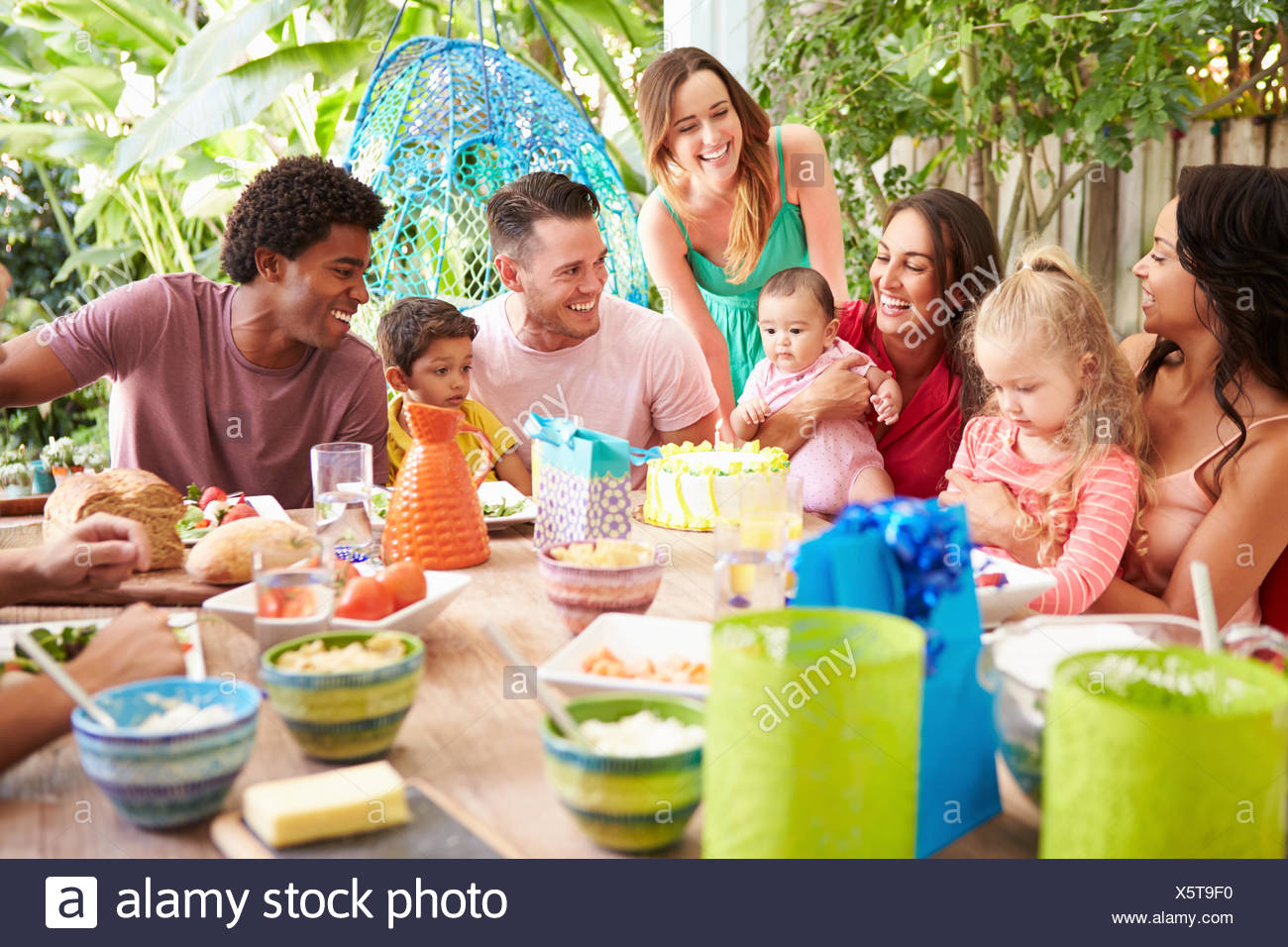 Gruppe Von Familien Feiern Kindergeburtstag Zu Hause Stockfoto