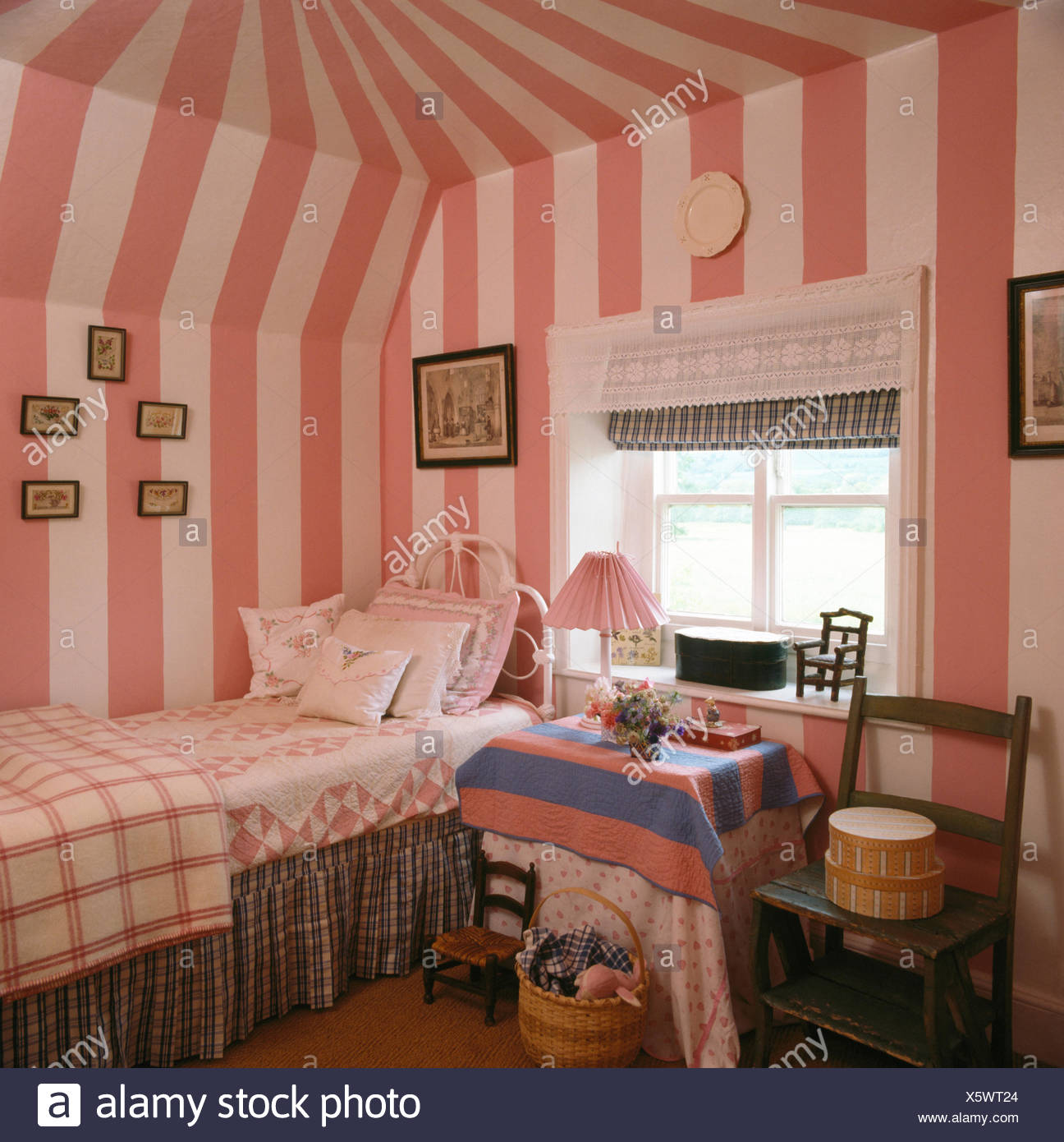 Grosse Rosa Und Weissen Streifen Auf Gestrichenen Wanden Und Decke Ein Neunziger Jahre Ferienhaus Schlafzimmer Stockfotografie Alamy
