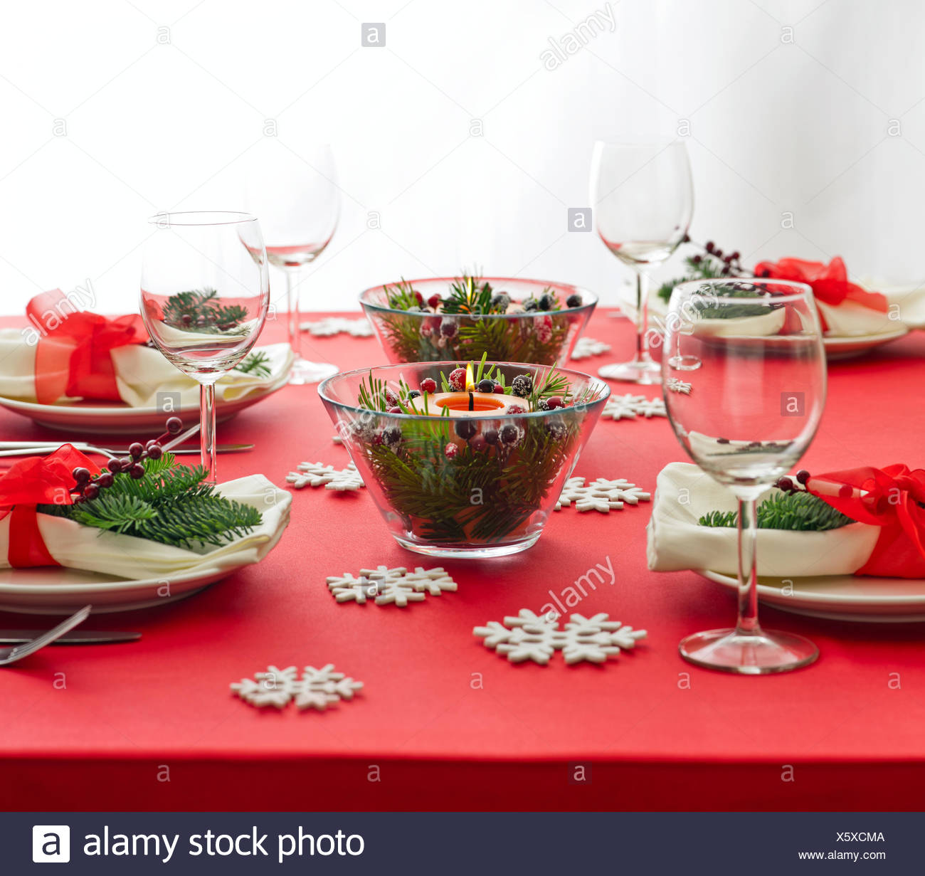 Rot Weihnachten Tisch Setup Mit Snow Flake Dekoration Stockfotografie Alamy