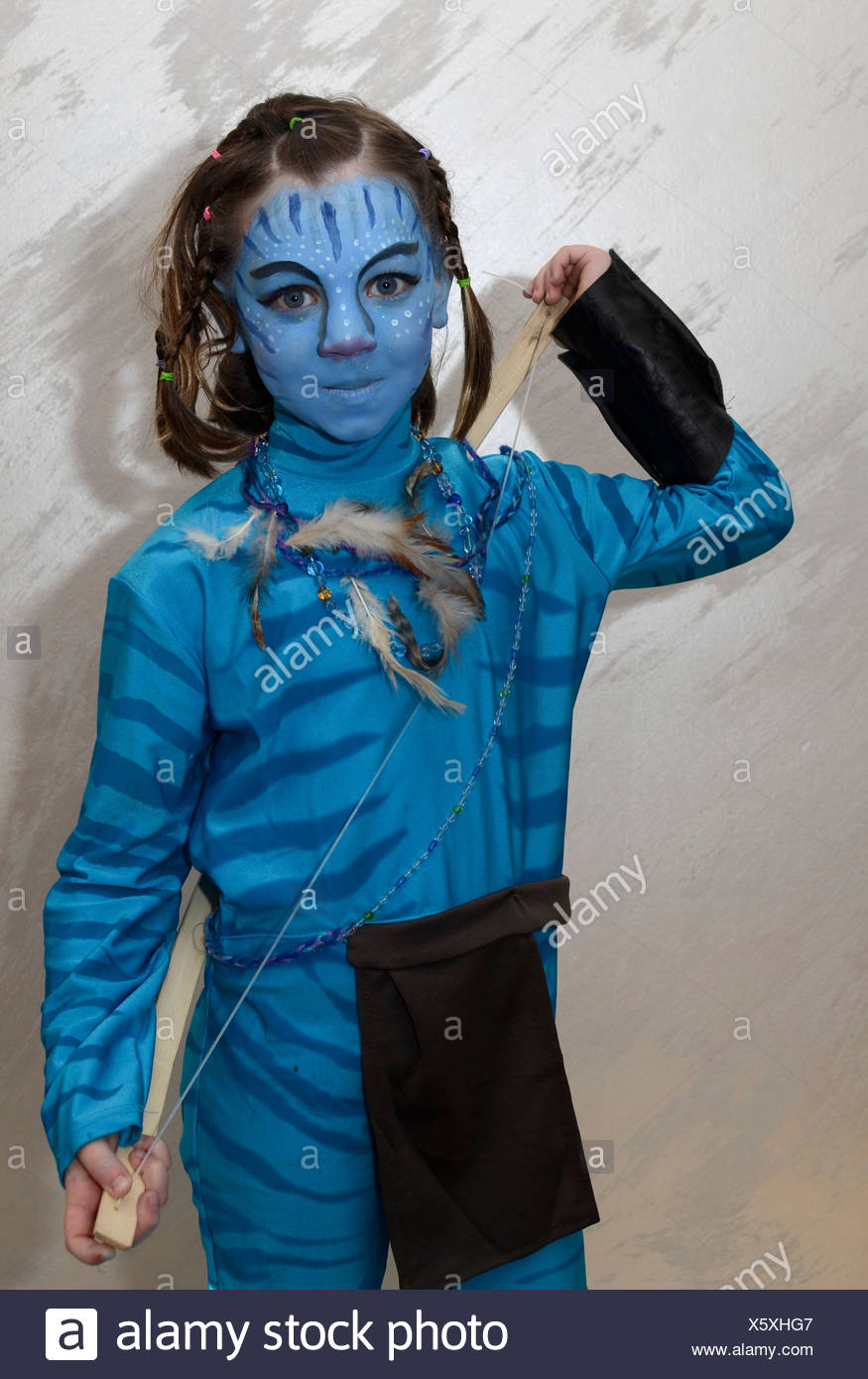 Junges Madchen Von 7 Verkleidet Sich Als Neytiri Ein Na Vi Aus Dem 2009 Avatar Film Fur Purim Stockfotografie Alamy