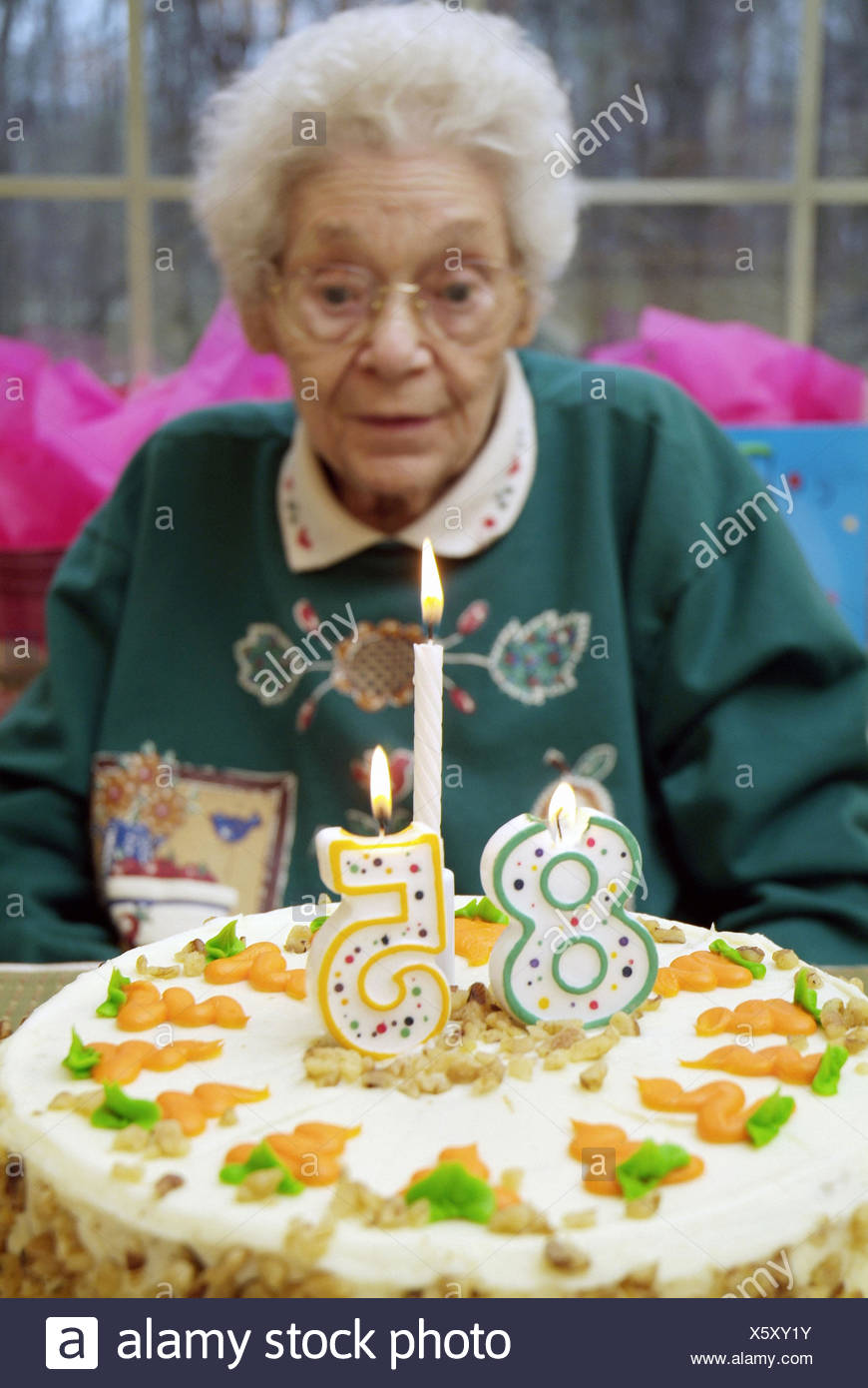 Senioren Weiblich Feiert 85 Geburtstag Mit Kuchen Eis Familie Und Party Stockfotografie Alamy