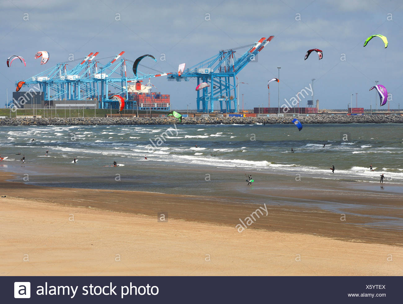 Kitesurfer Am Strand Von Blankenberge Mit Dem Hafen Von Zeebrugge Im Hintergrund Belgien West Flandern Zeebrugge Stockfotografie Alamy