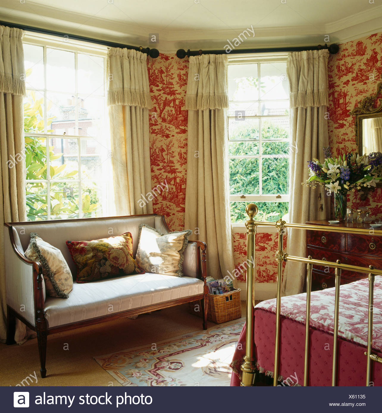 Red Toile De Jouy Wallpaper In Bedroom Stockfotos Red