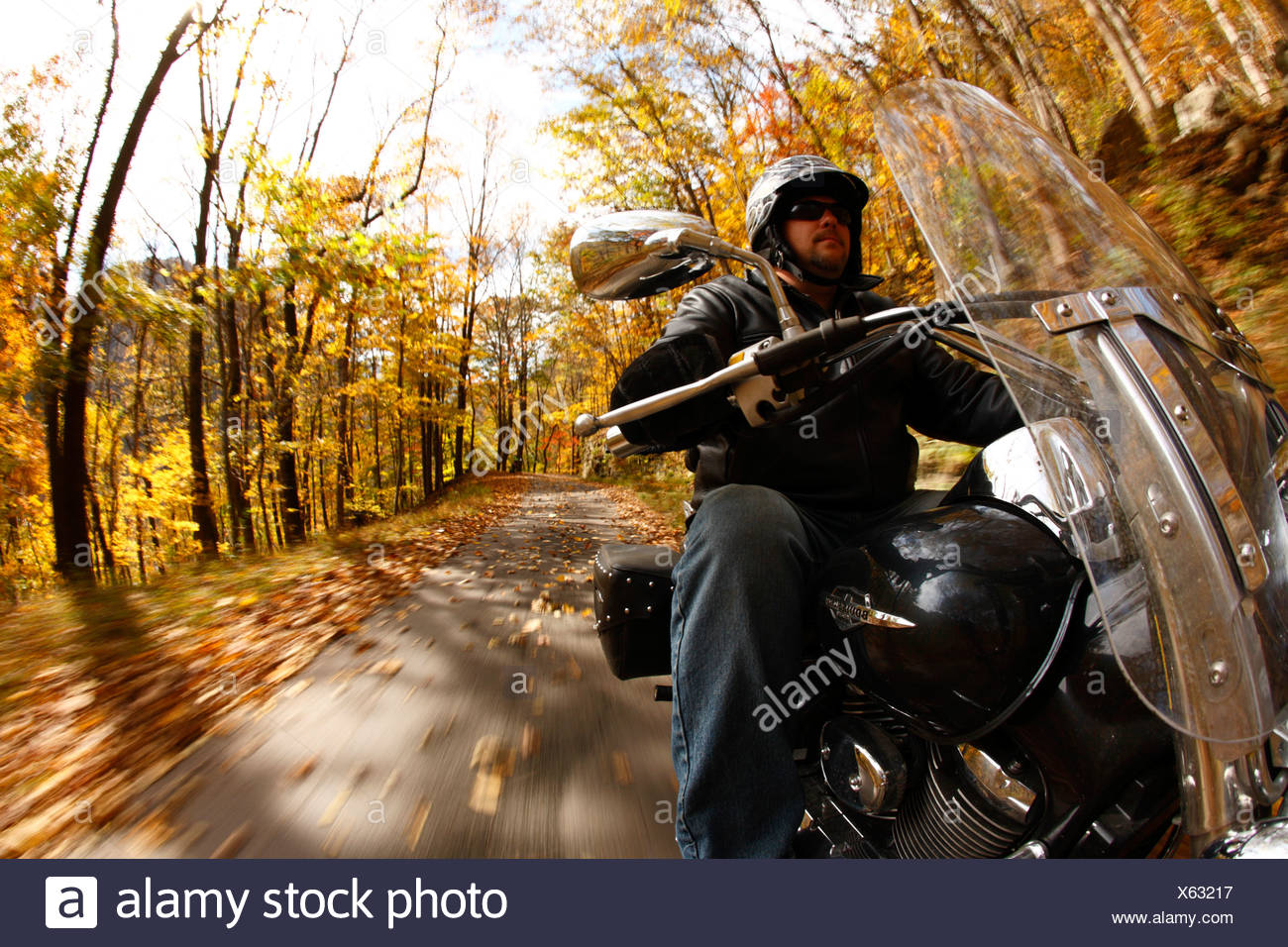 POV Aufnahme von Motorrad fahren im Herbst Stockfotografie - Alamy