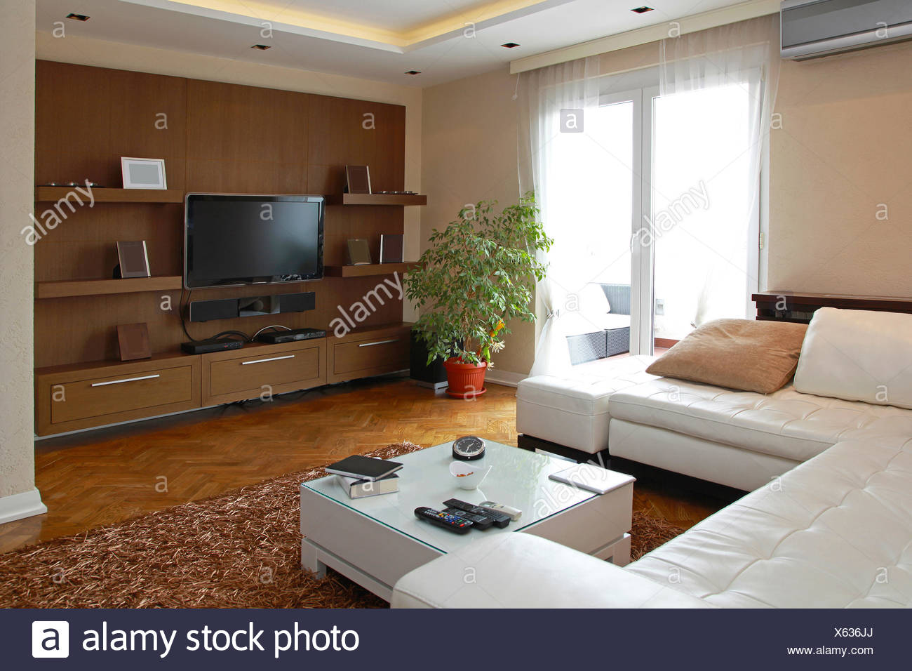 Wohnzimmer Mit Grossen Lcd Tv Regal In Modernes Apartment