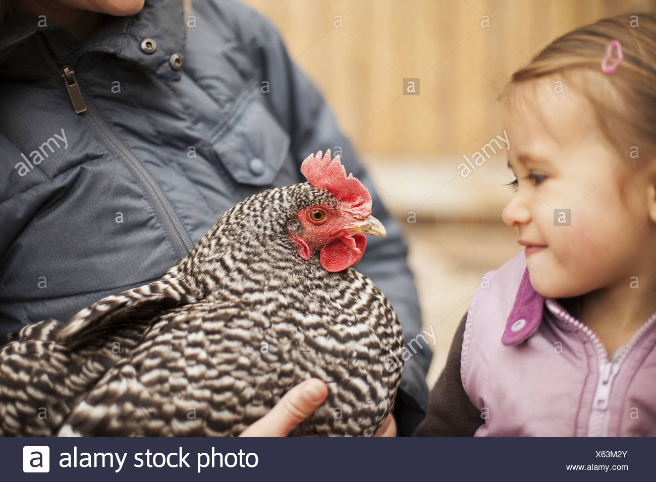 Weißes Mädchen aus schwarzen Jungs