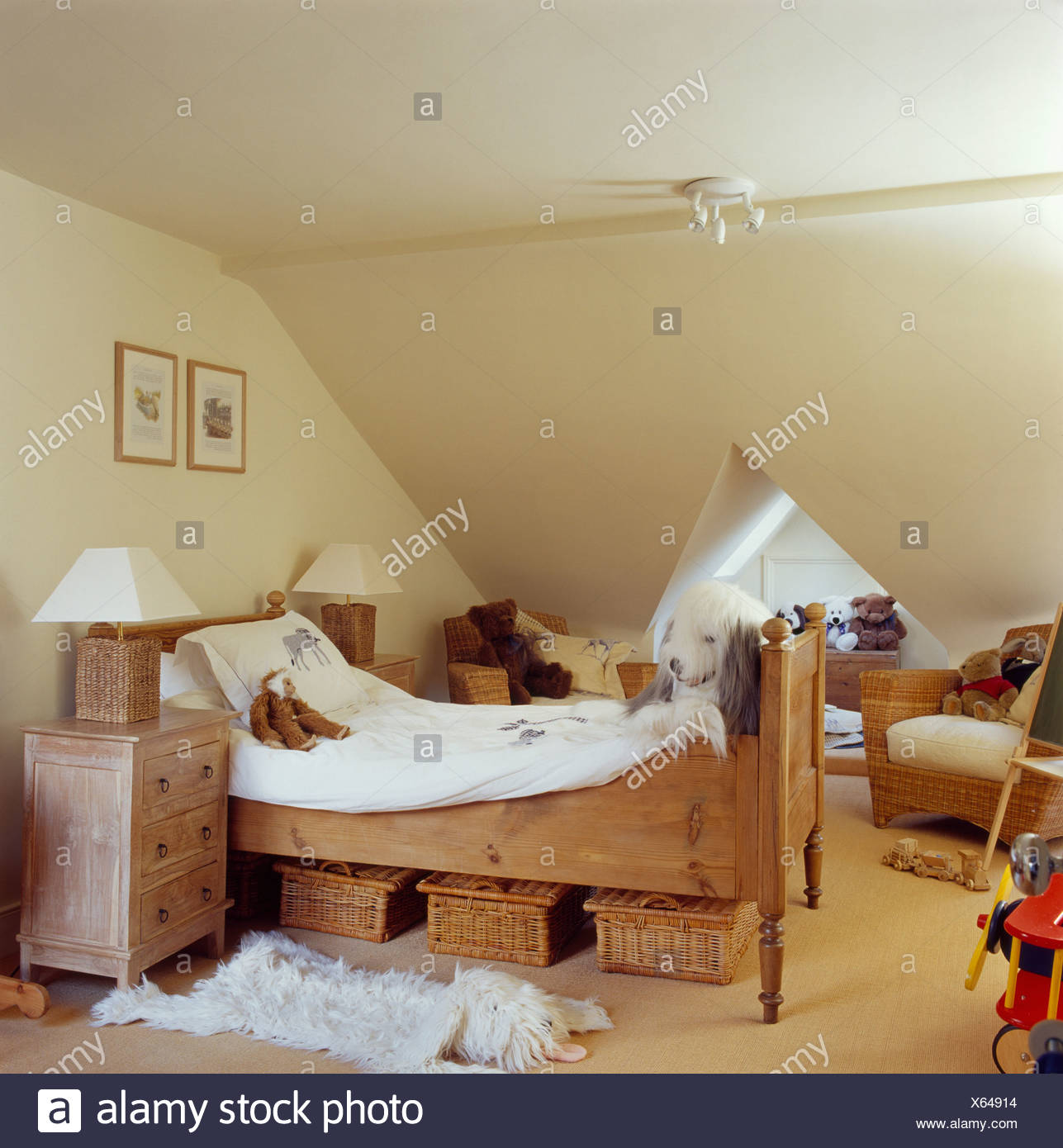 Aufbewahrung Korbe Unter Kleinen Kiefer Bett Im Kinderzimmer