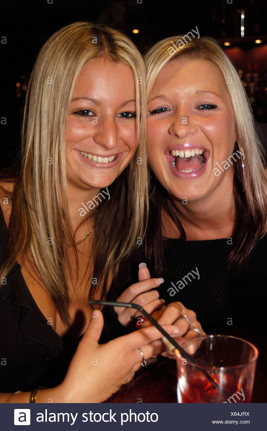 Alkohol Bar Blond Cocktail Disco Beenden Innen Lifestyle Nachtleben Party Portrats Jugendliche Zwei Lachen Stockfotografie Alamy