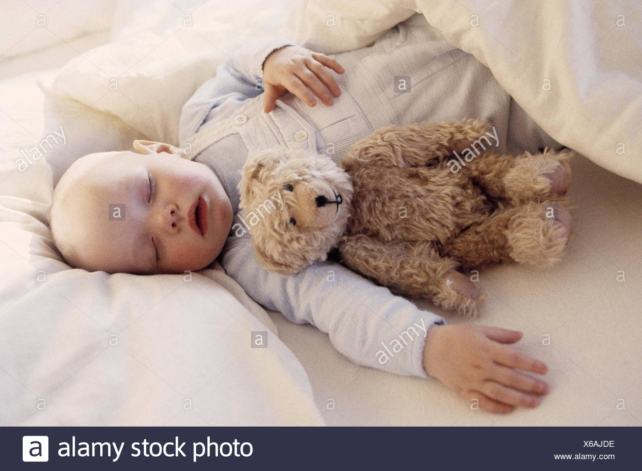 Bett Baby Schlaf Teddybar Innen Zu Hause Kleinkind Kind Mude Mudigkeit Schlaf Ruhe Ruhig Erschopft Erschopfung Tier Weiches Stofftier Teddy Stockfotografie Alamy