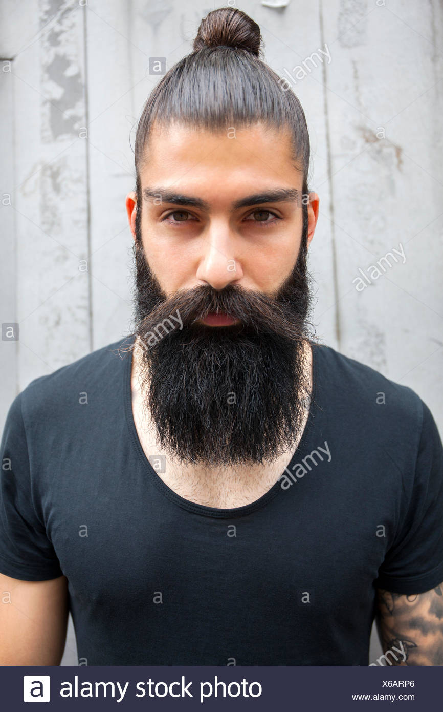 Portrat Des Jungen Mannes Mit Vollbart Und Brotchen Stockfotografie Alamy