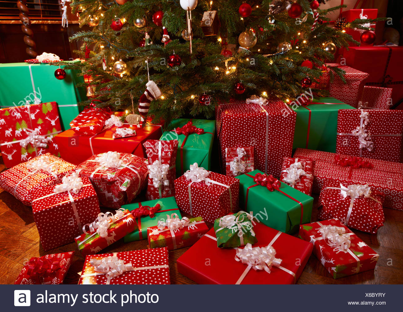 Geschenke Unter Baum Stockfotos Und Bilder Kaufen Alamy