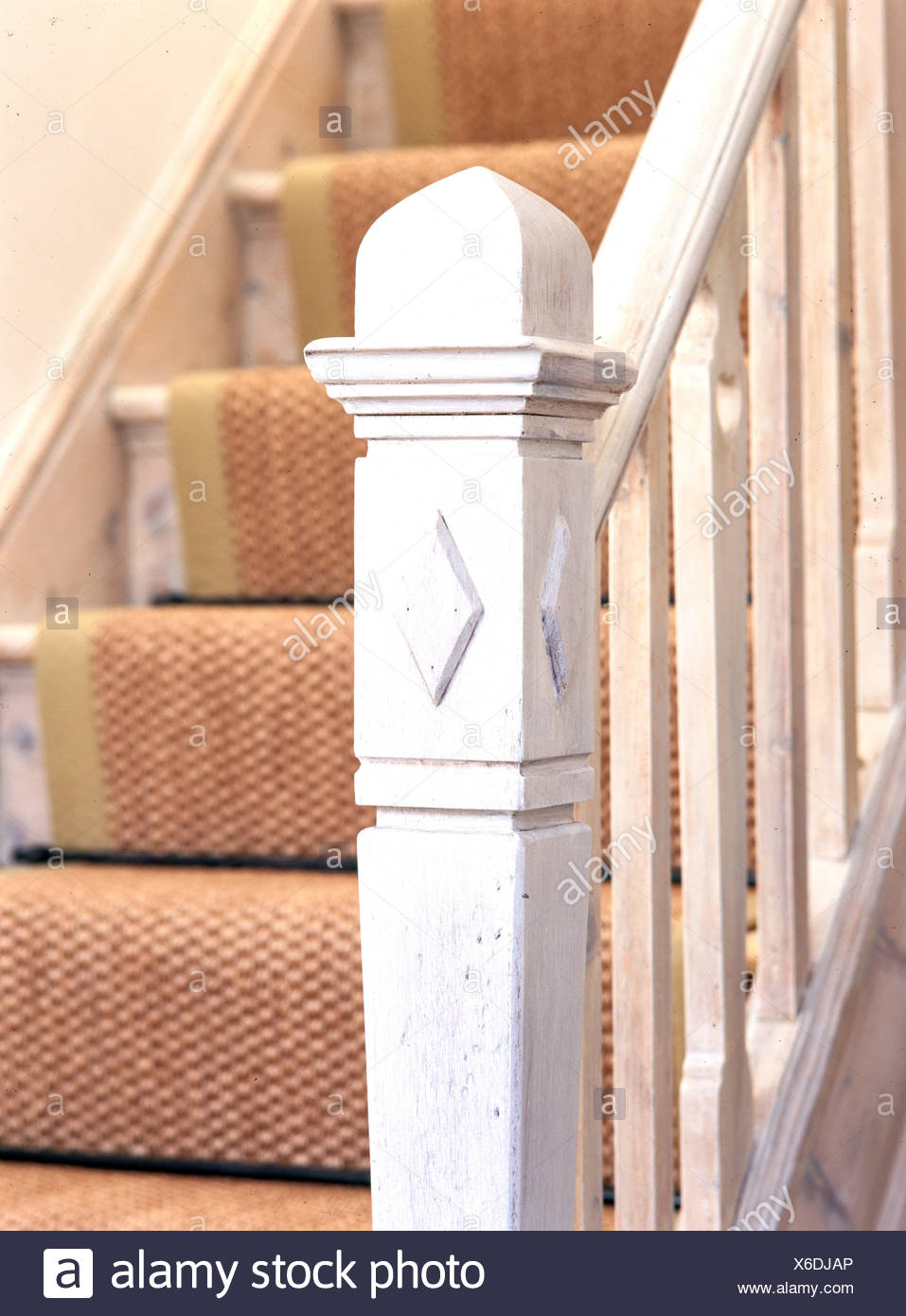 Zerlegt Und Lackiert Newel Post Und Gelander An Treppen Mit Sisal