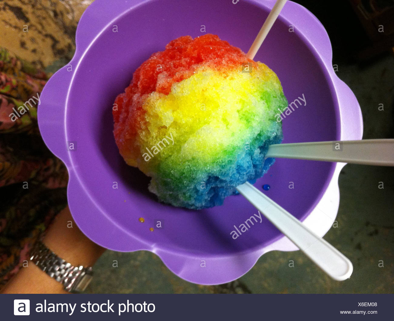 Eine Schussel Mit Rasierte Regenbogen Eis Stockfotografie Alamy