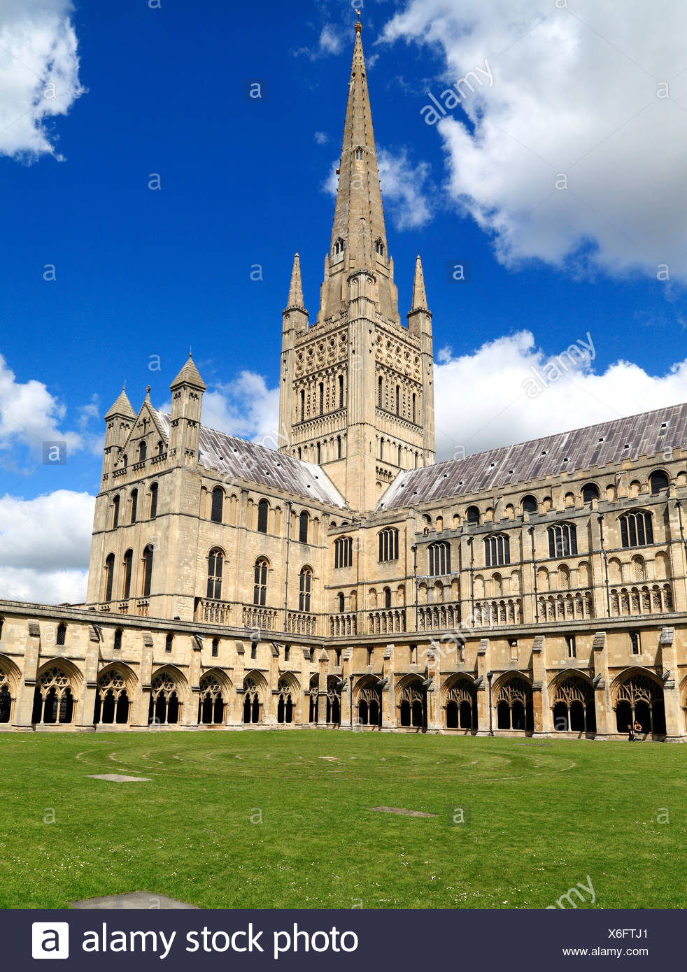 Norwich Kathedrale Spire Langhaus Querschiff Und Kreuzgange Norfolk England Englisch Mittelalterlichen Kathedralen Stockfotografie Alamy