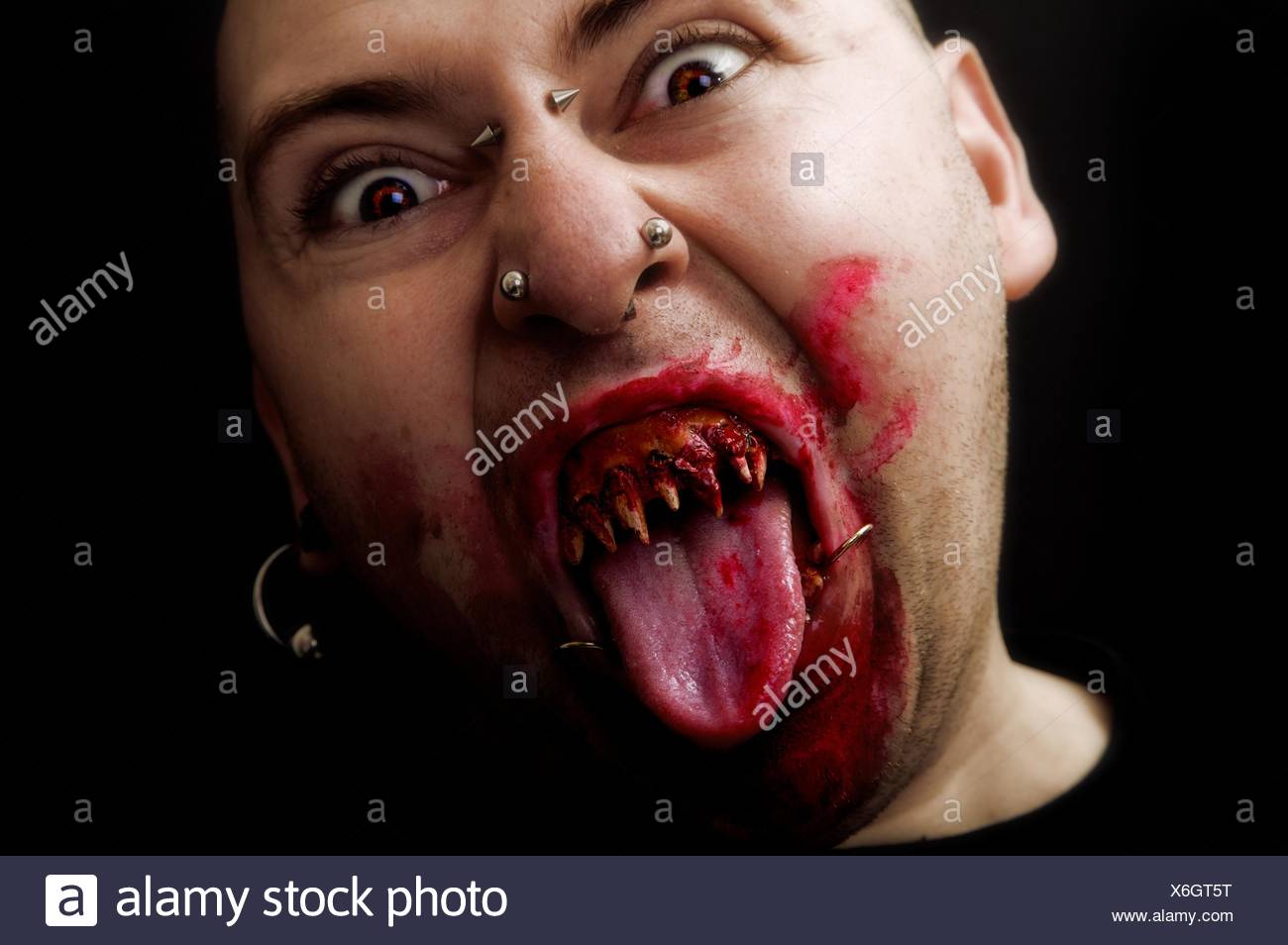 Kunst Savoir Vivre Zahne Augen Dunkel Halloween Horror Blut Piercing Drehen Gedreht Stockfotografie Alamy