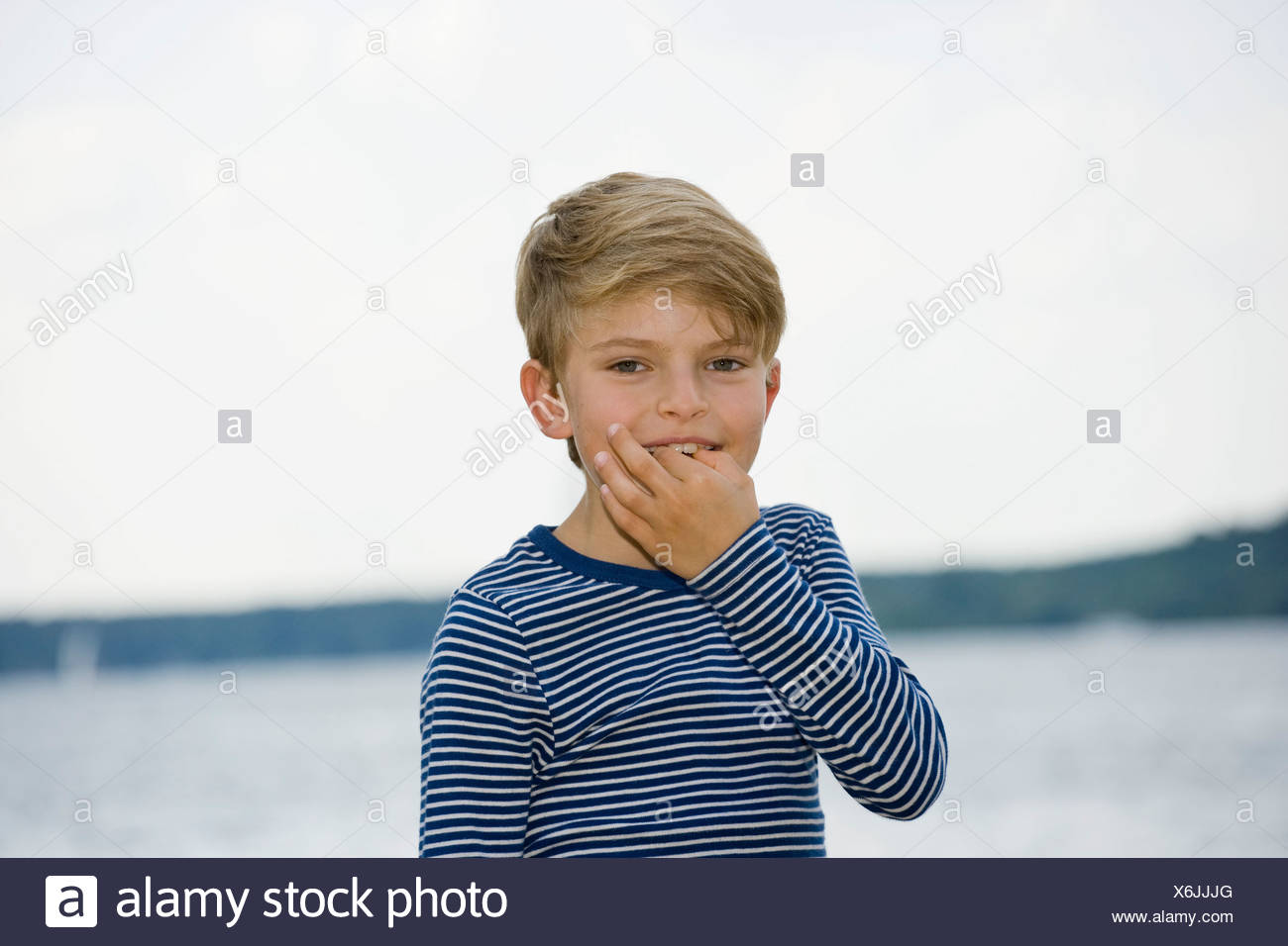 Ein Kleiner Junge Mit Seinen Fingern Pfeifen Stockfotografie Alamy