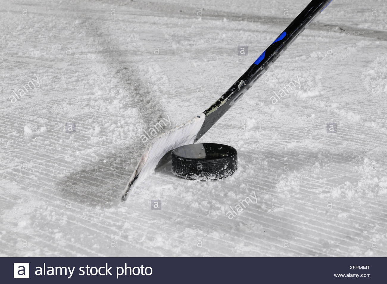 Ice Hockey Stick Und Puck Auf Eis Nahaufnahme Stockfotografie Alamy