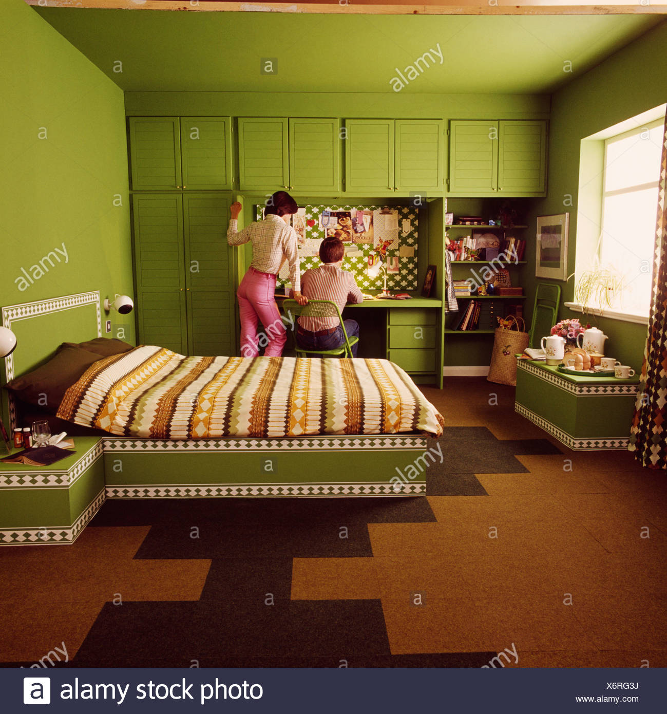 Jugendlicher Ist Am Schreibtisch In Grunes Siebziger Jahre Stehen Schlafzimmer Stockfotografie Alamy