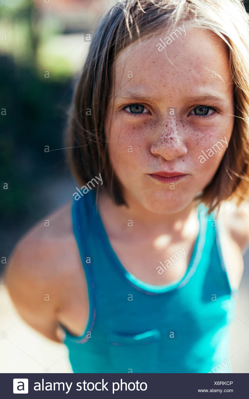 Portrat Von Madchen Mit Braunen Haaren Und Sommersprossen Stockfotografie Alamy