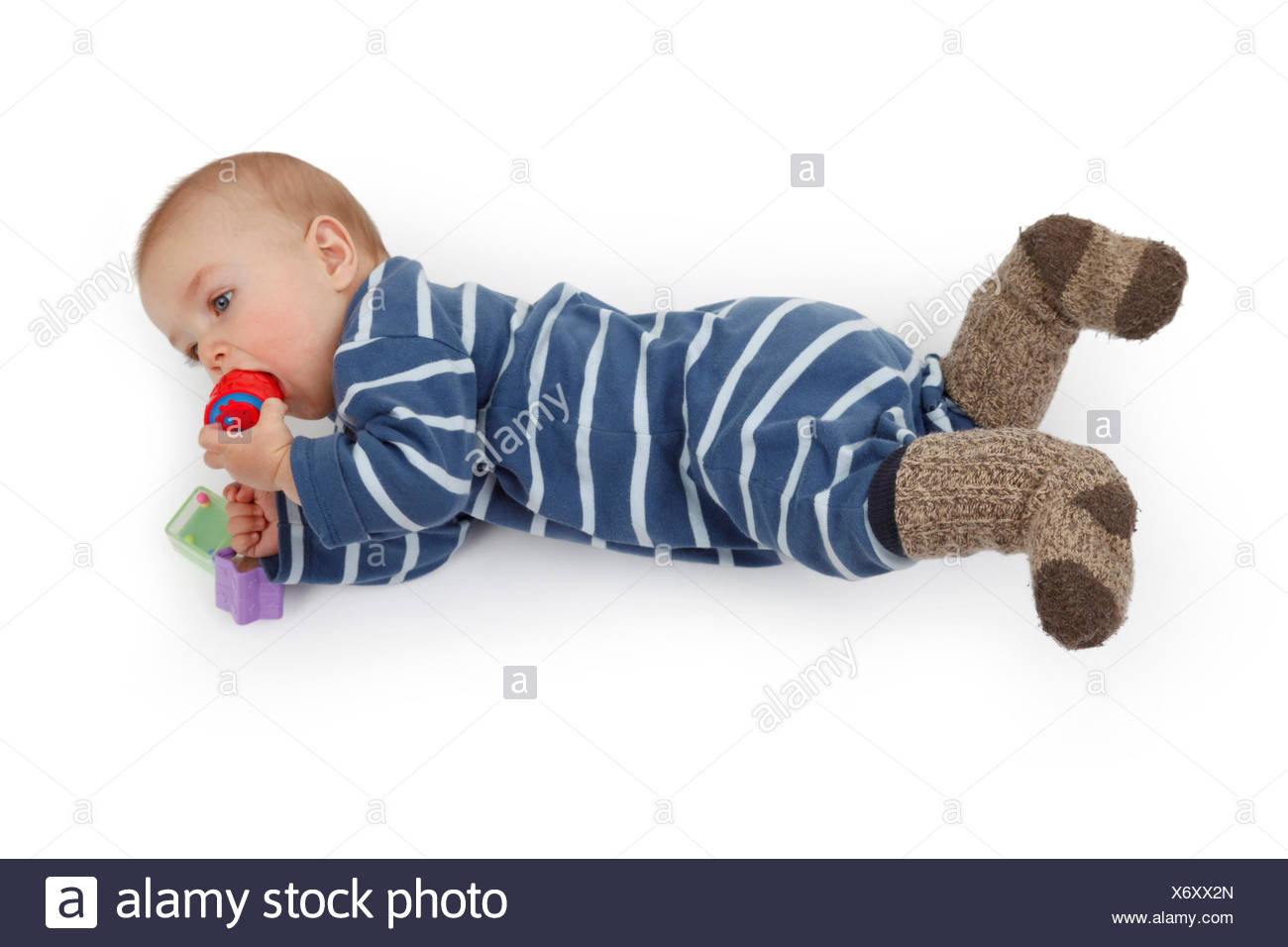 Kleines Kind Im Strampler Auf Dem Boden Liegen Und Spielen Mit Baby Spielzeug Stockfotografie Alamy