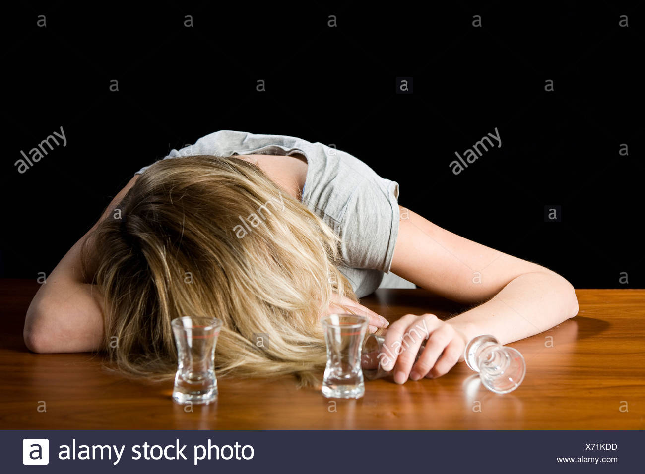 Drunk Passed Out Woman Stockfotos Und Bilder Kaufen Alamy