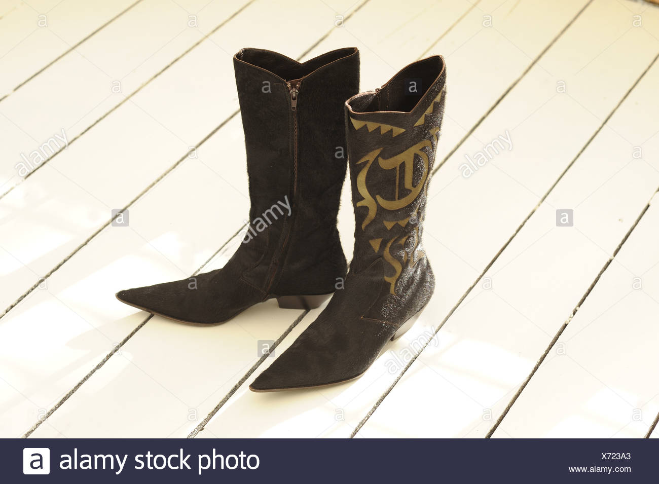 Goldschnitt Stockfotos & Goldschnitt Bilder Alamy Schwarze Stiefel mit floralem Muster — Stockfoto © Violin