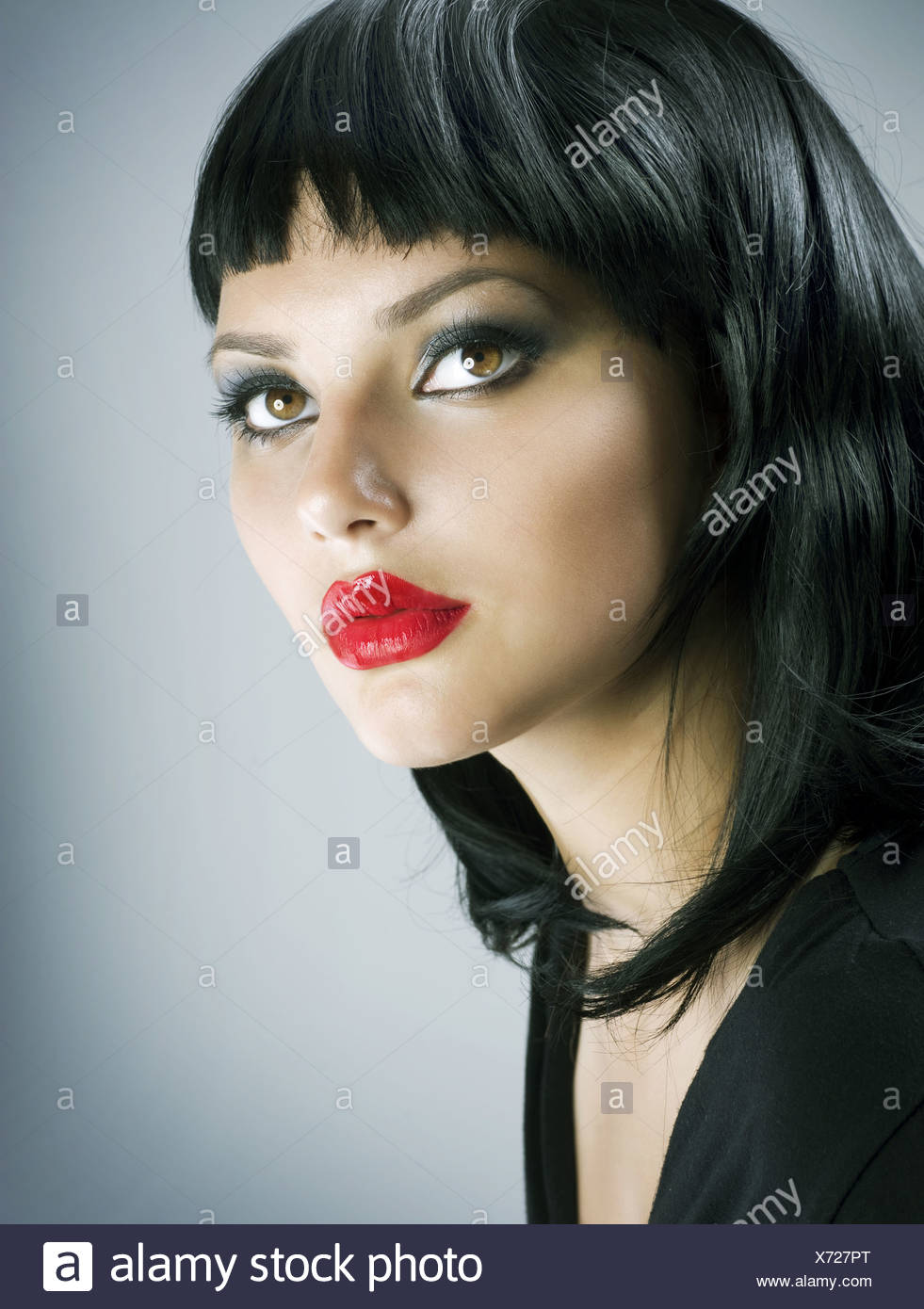 Brunette Extreme Make Up Gotische Girl Haircut Stockfoto