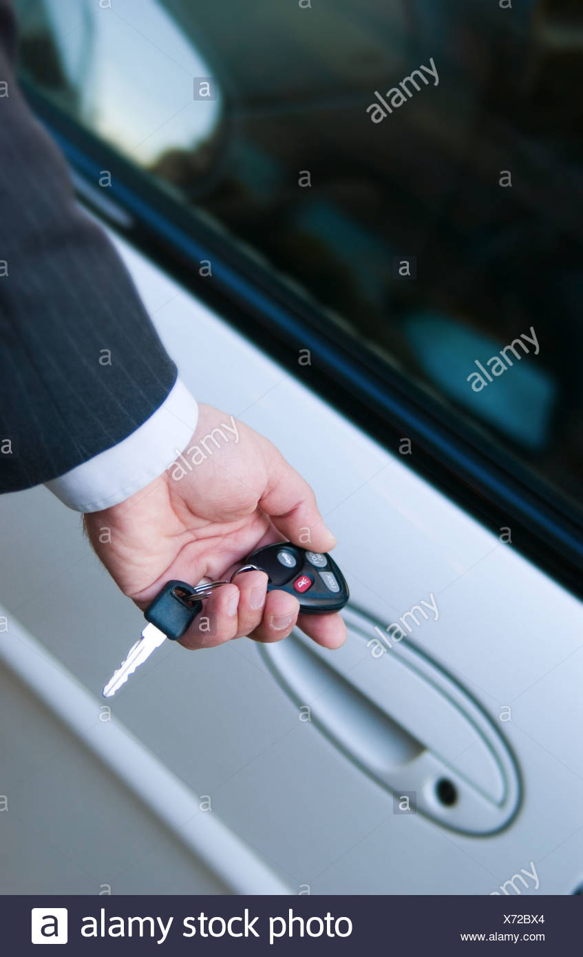 autotür verriegeln entriegeln autotür geschäftsmann sperren oder entsperren autotür stockfoto bild autotür verriegeln entriegeln autotür geschäftsmann sperren oder entsperren autotür stockfoto bild