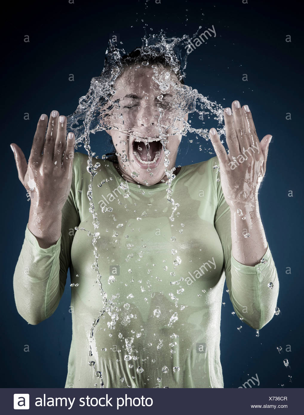 Junge Frau Spritzt Sich Wasser Auf Gesicht Stockfotografie Alamy