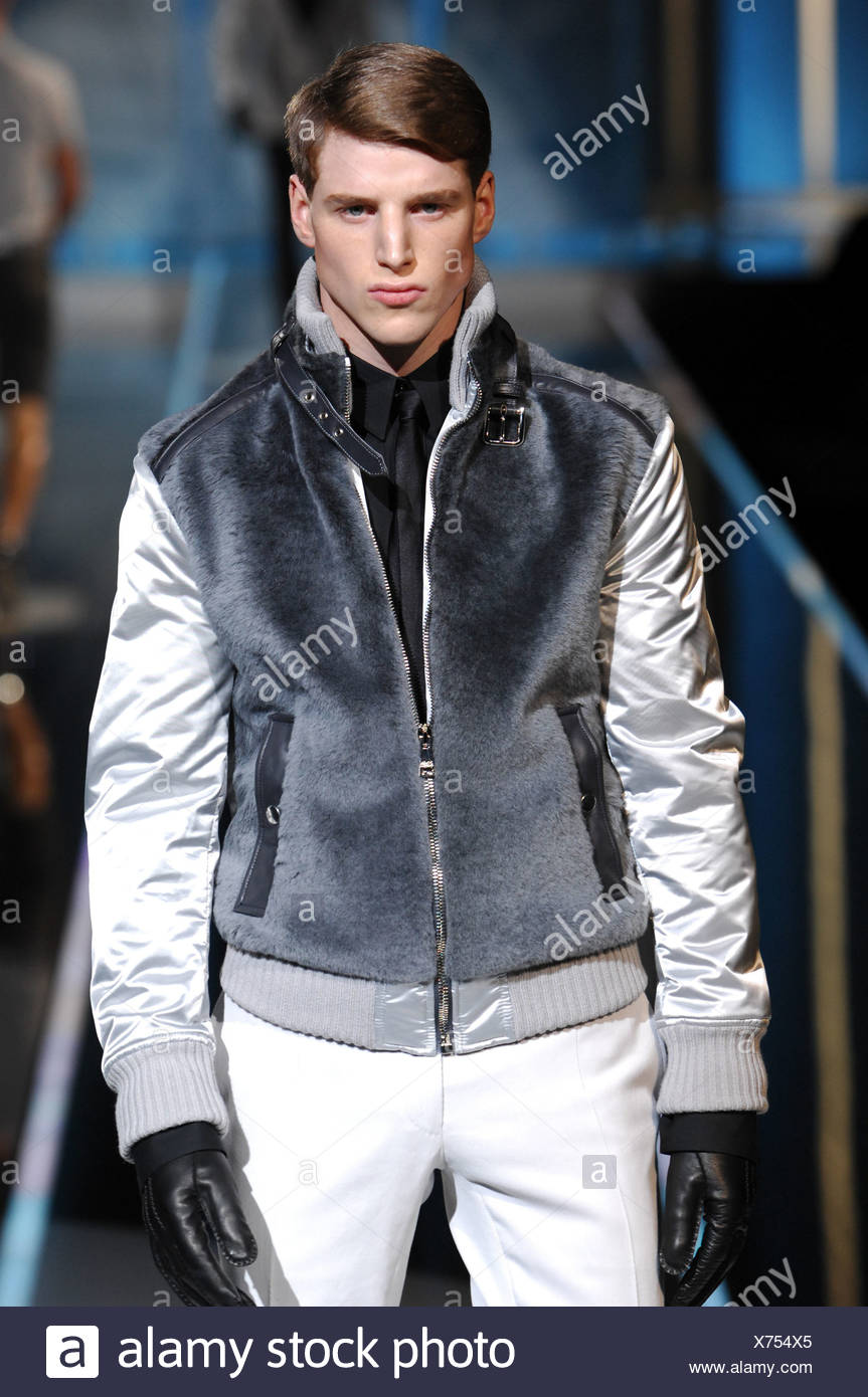 Dolce Und Gabbana Mailand Menswear Bereit Zu Tragen Herbst Wintermodell In Weisse Hose Schwarzes Hemd Schwarze Krawatte Schwarzes Leder Stockfotografie Alamy