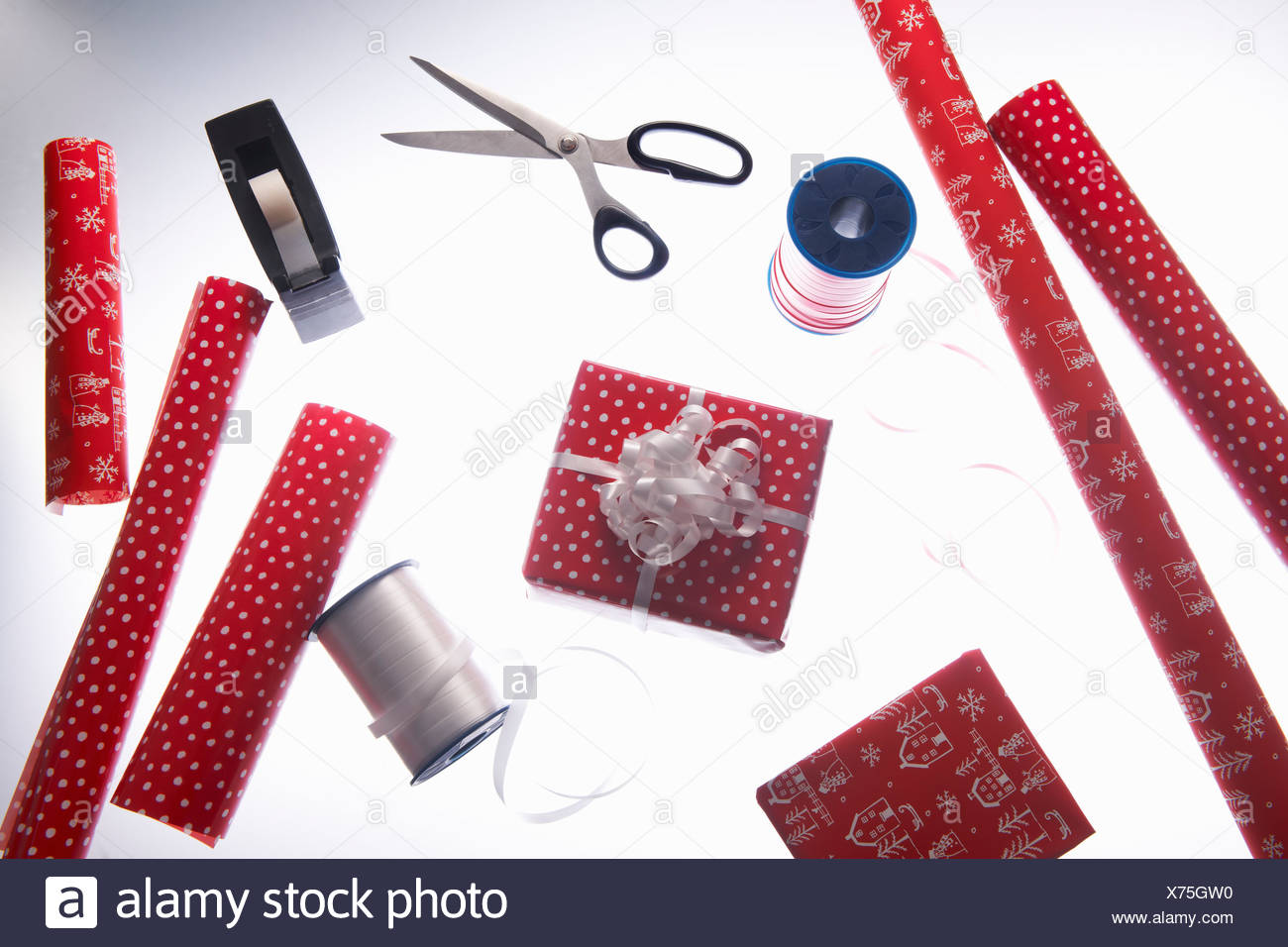 Geschenkpapier Band Stockfotos Und Bilder Kaufen Alamy