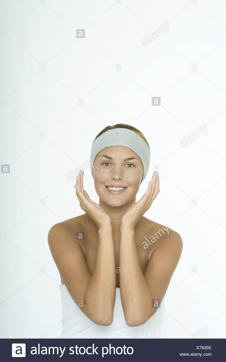 Junge Frau Mit Punkten Von Feuchtigkeitscreme Unter Augen Hande Gesicht Stockfotografie Alamy
