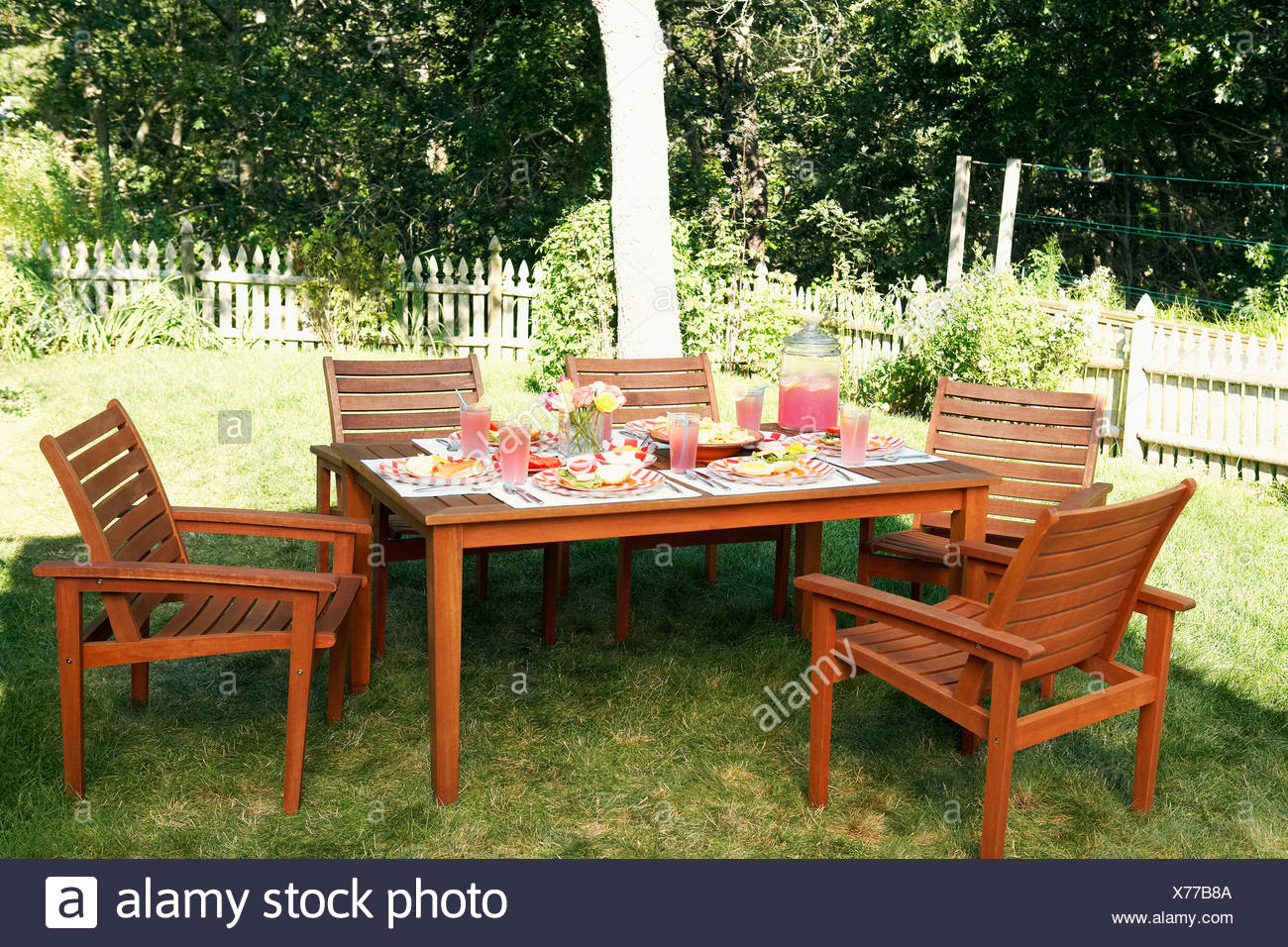 Leeren Garten Esstisch Stockfotografie Alamy